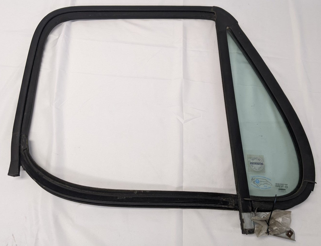 Damaged Freightliner Cascadia P3 LH Front Door Window w/ Seal -P/N A18-53291-002