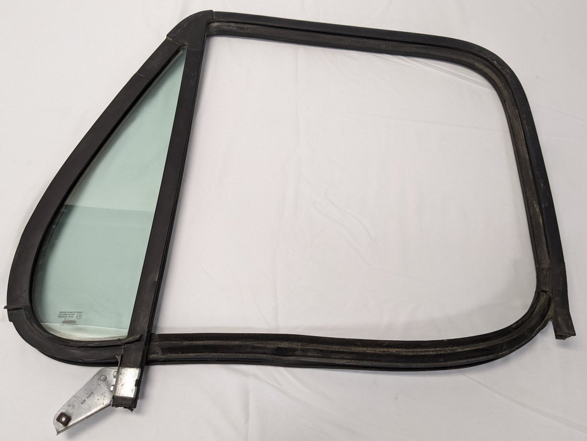 Used Freightliner Cascadia P3 RH Front Door Window w/ Seal -P/N A18-53291-001
