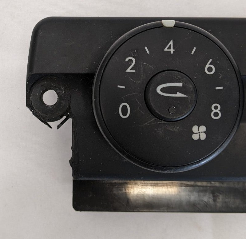 Damaged Freightliner Cascadia HVAC Control A22-60645-100 No Aux
