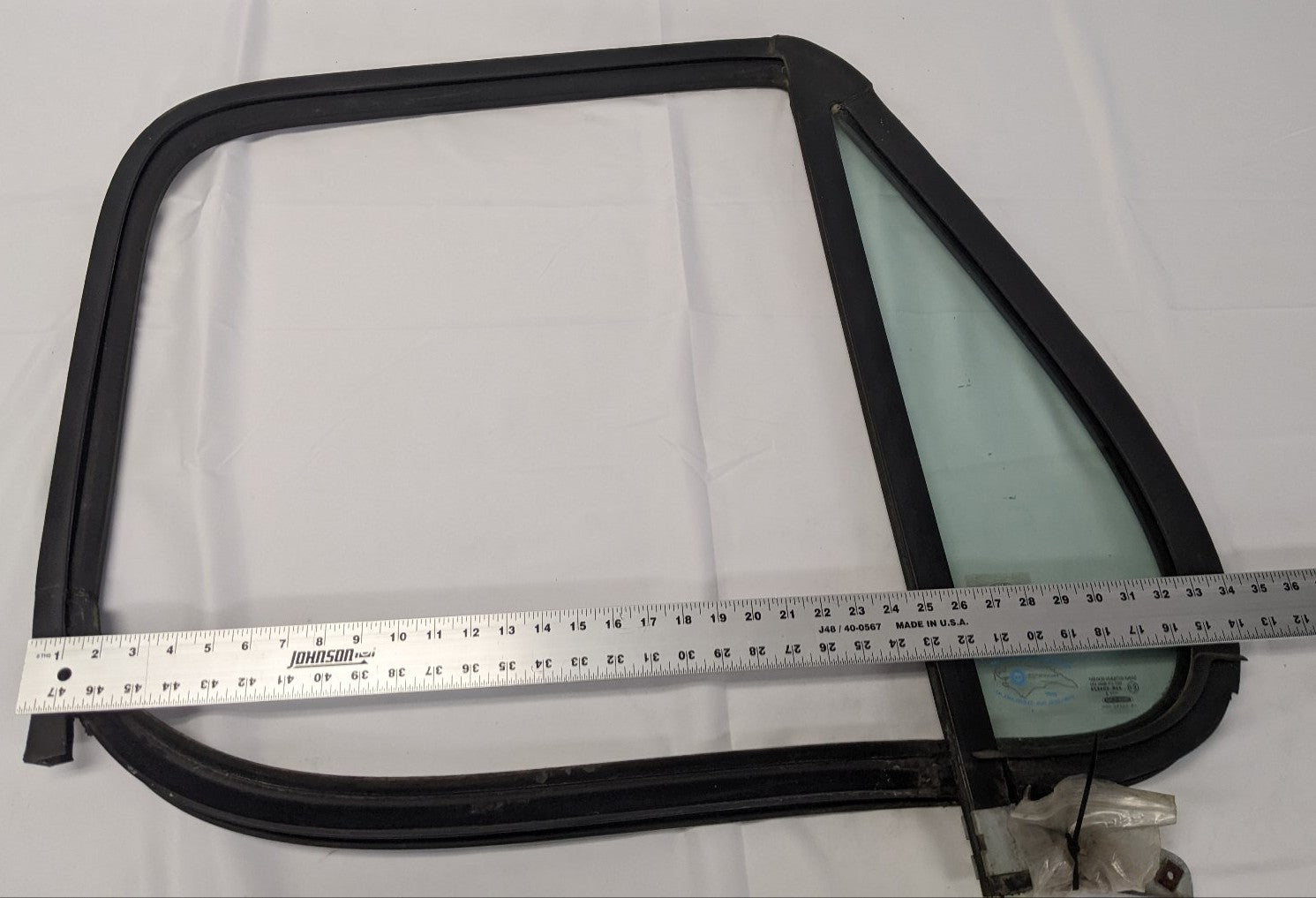 Damaged Freightliner Cascadia P3 LH Front Door Window w/ Seal -P/N A18-53291-002