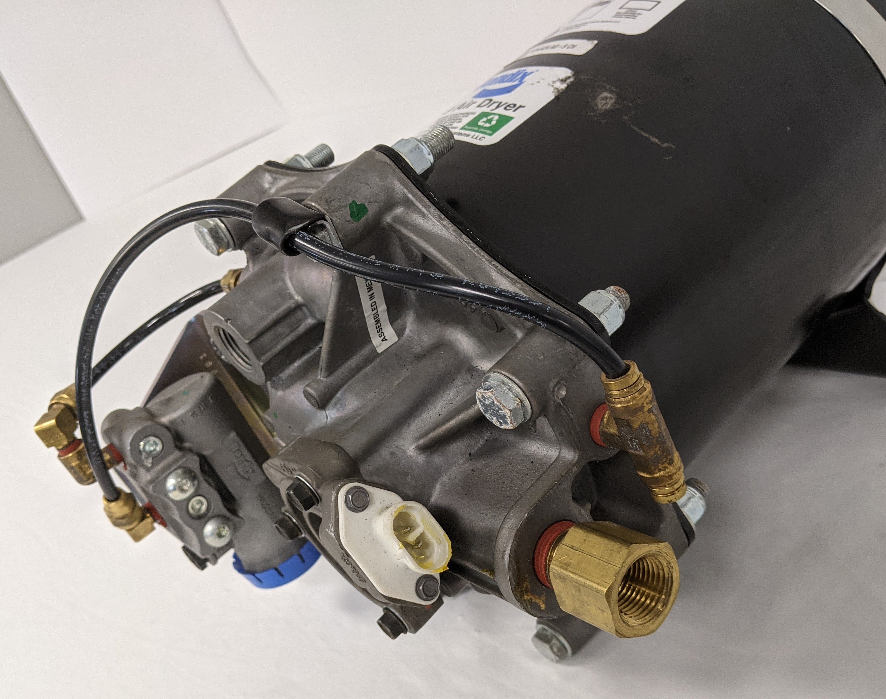 Bendix AD-9 270 Deg. Air Dryer w/ Air Governor (BW K044434)