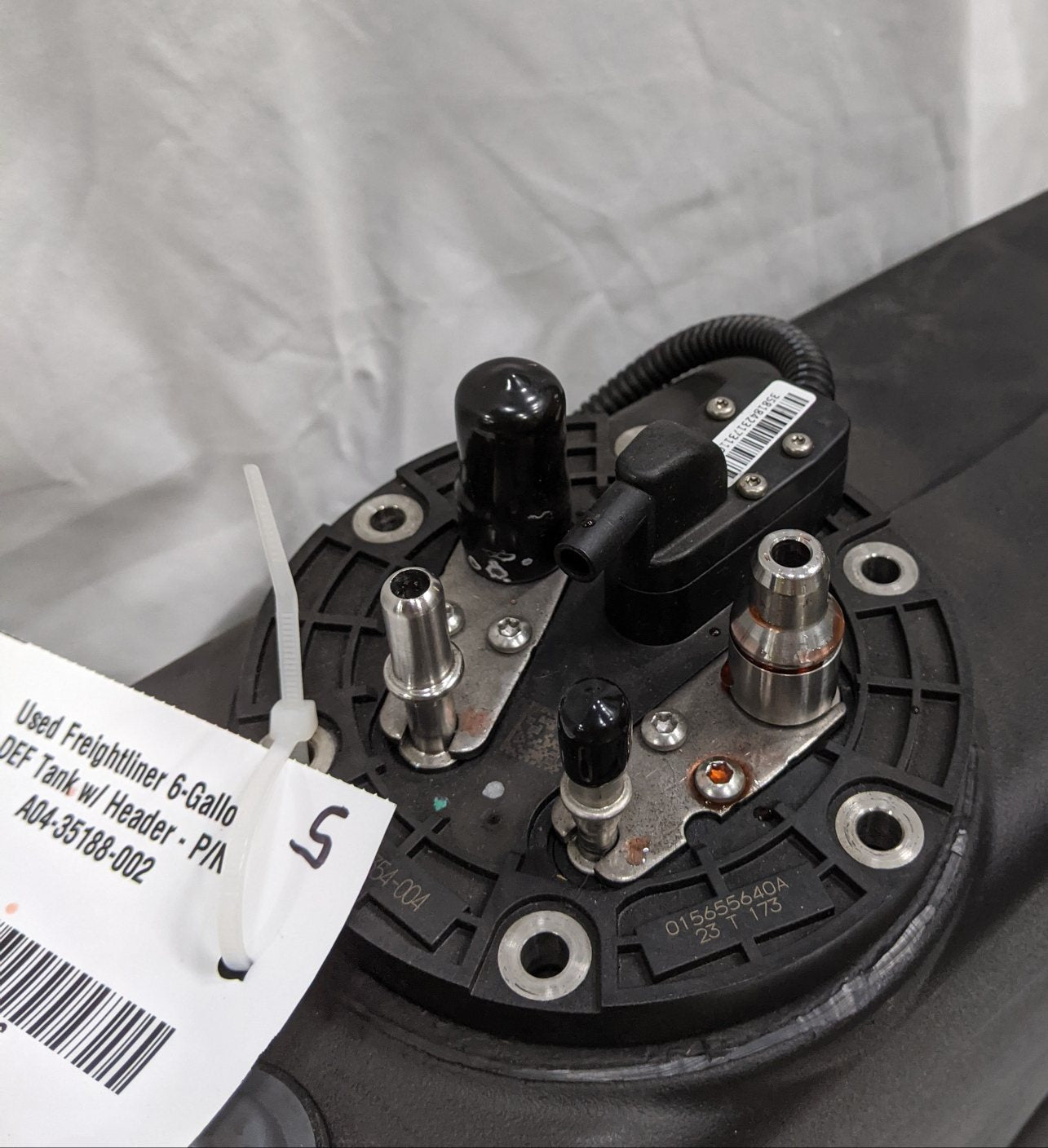 Used Freightliner 6-Gallon DEF Tank w/ Header - P/N A04-35188-002 (10116916838716)