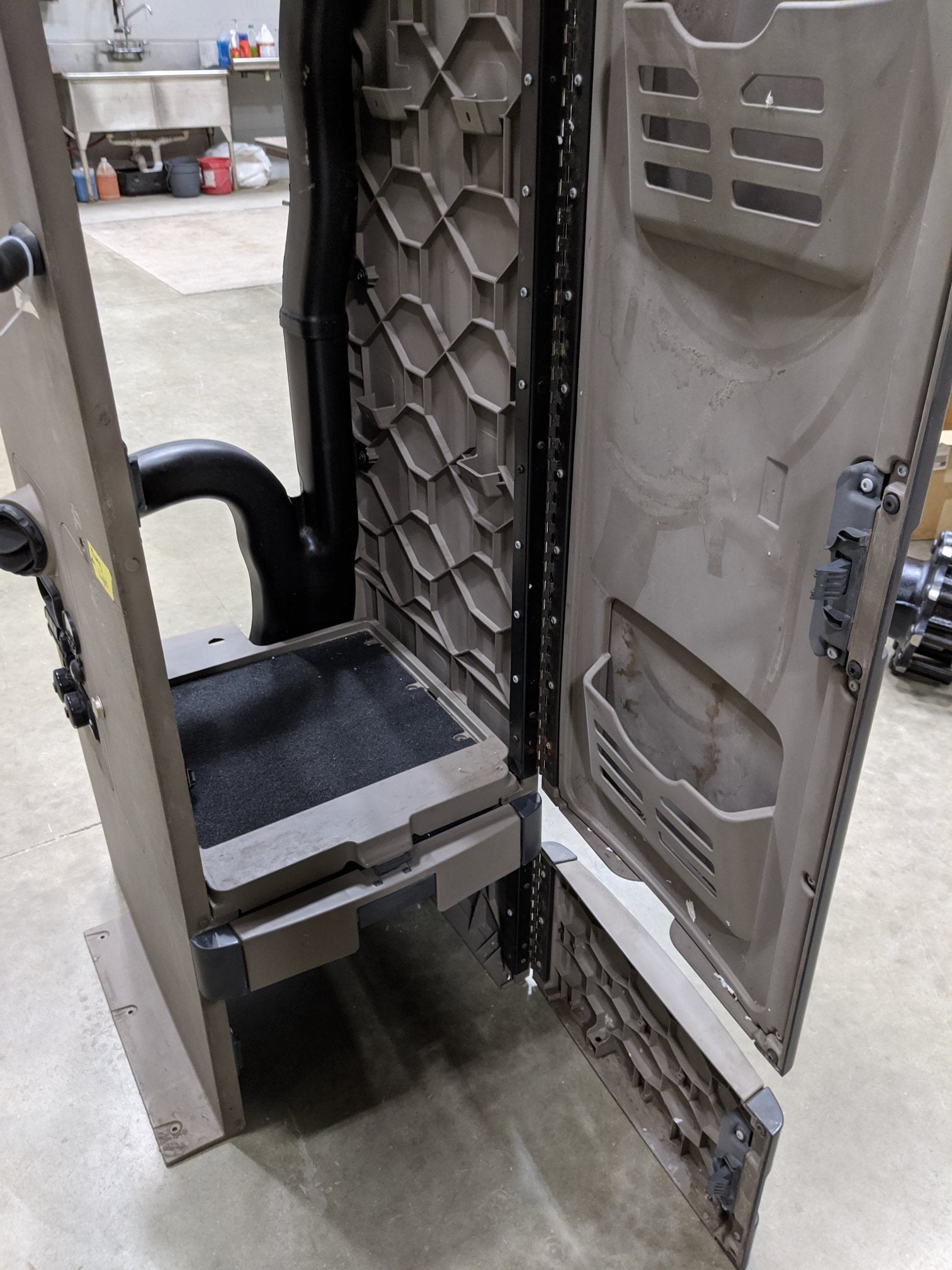 Used Freightliner Cascadia Mid Roof LH Sleeper Storage