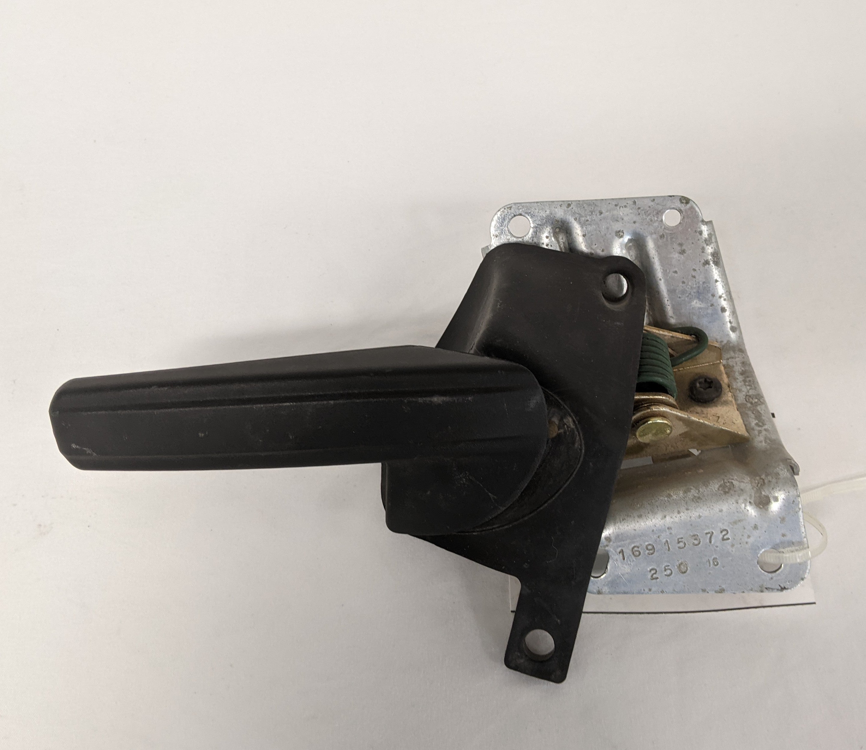 Used Freightliner Cascadia P3 RH Older Style Interior Door Handle - P/N  16915372 (9907081183548)