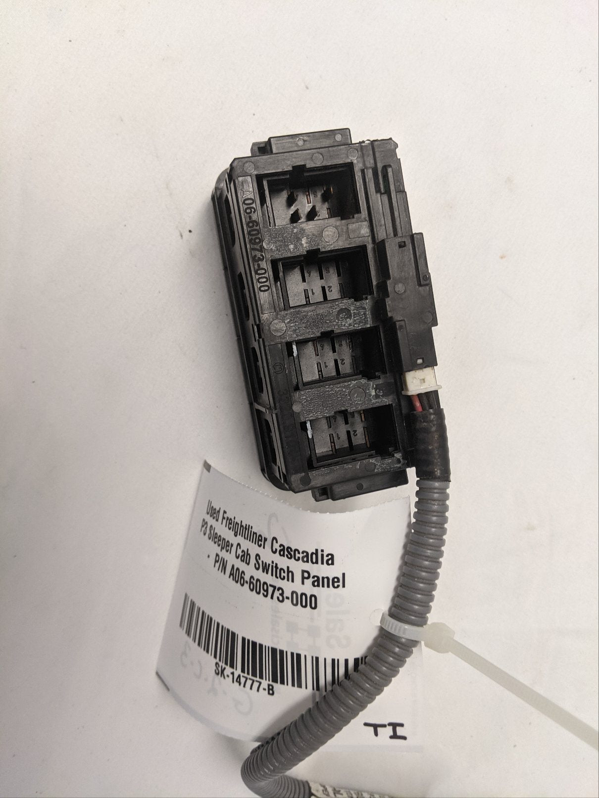 Freightliner Cascadia P3 Sleeper Cab Switch Panel  -  P/N  A06-60973-000