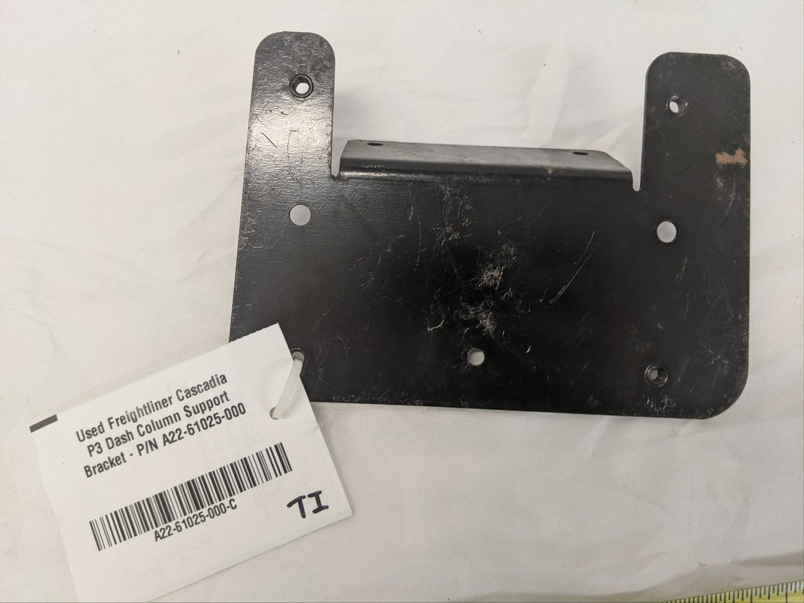Used Freightliner Cascadia P3 Dash Column Support Bracket - P/N A22-61025-000