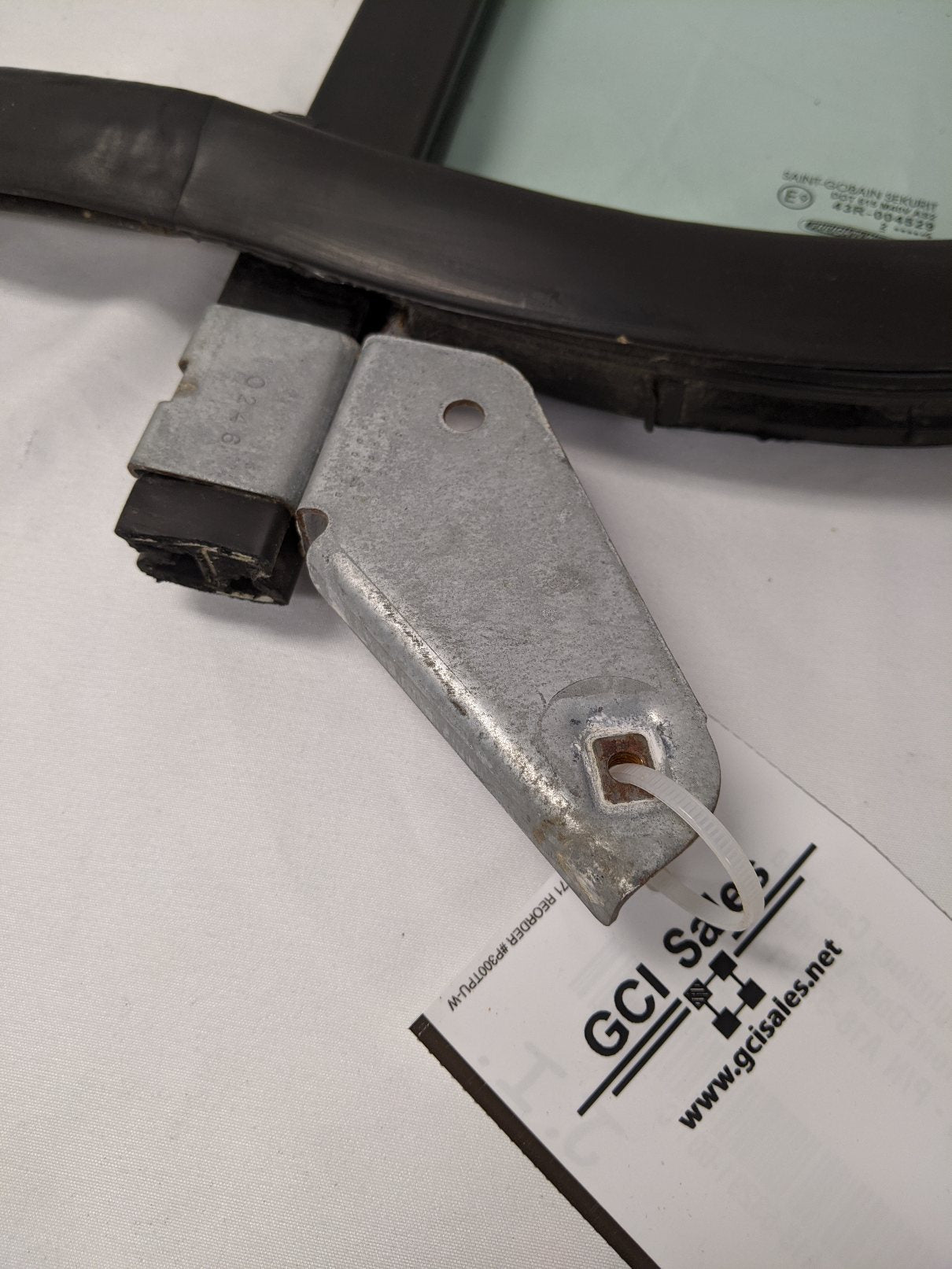 Used Freightliner Cascadia P3 RH Front Door Window w/ Seal - P/N A18-53291-001