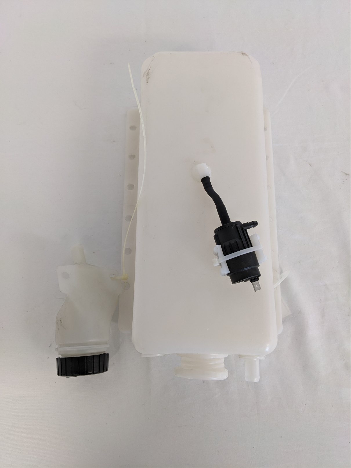 New DTNA 6 Quart Windshield Wiper Fluid Reservoir w/ Welded Plug - P/N 070090GE (9950927749436)