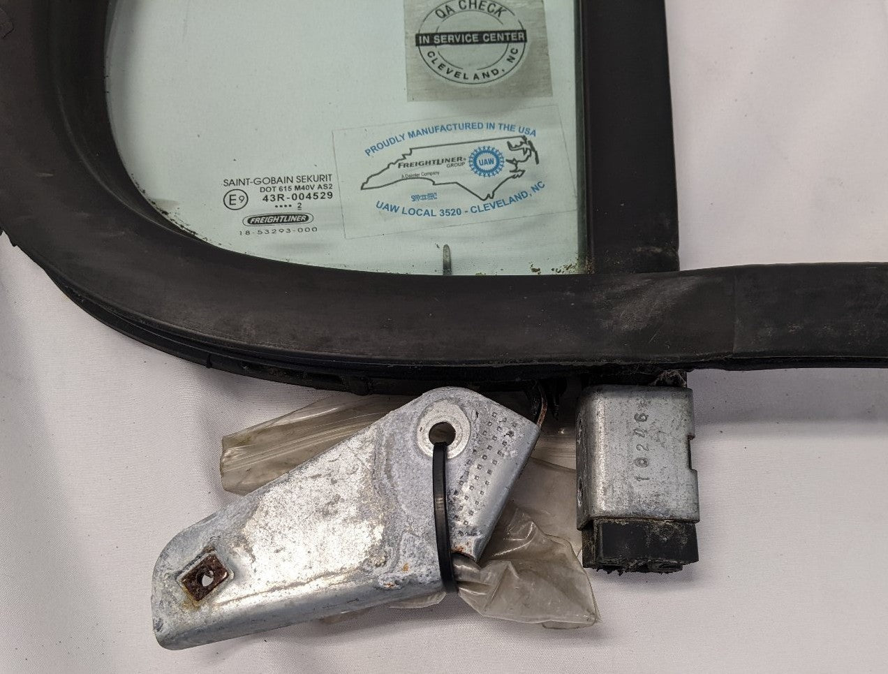 Damaged Freightliner Cascadia P3 LH Front Door Window w/ Seal -P/N A18-53291-002
