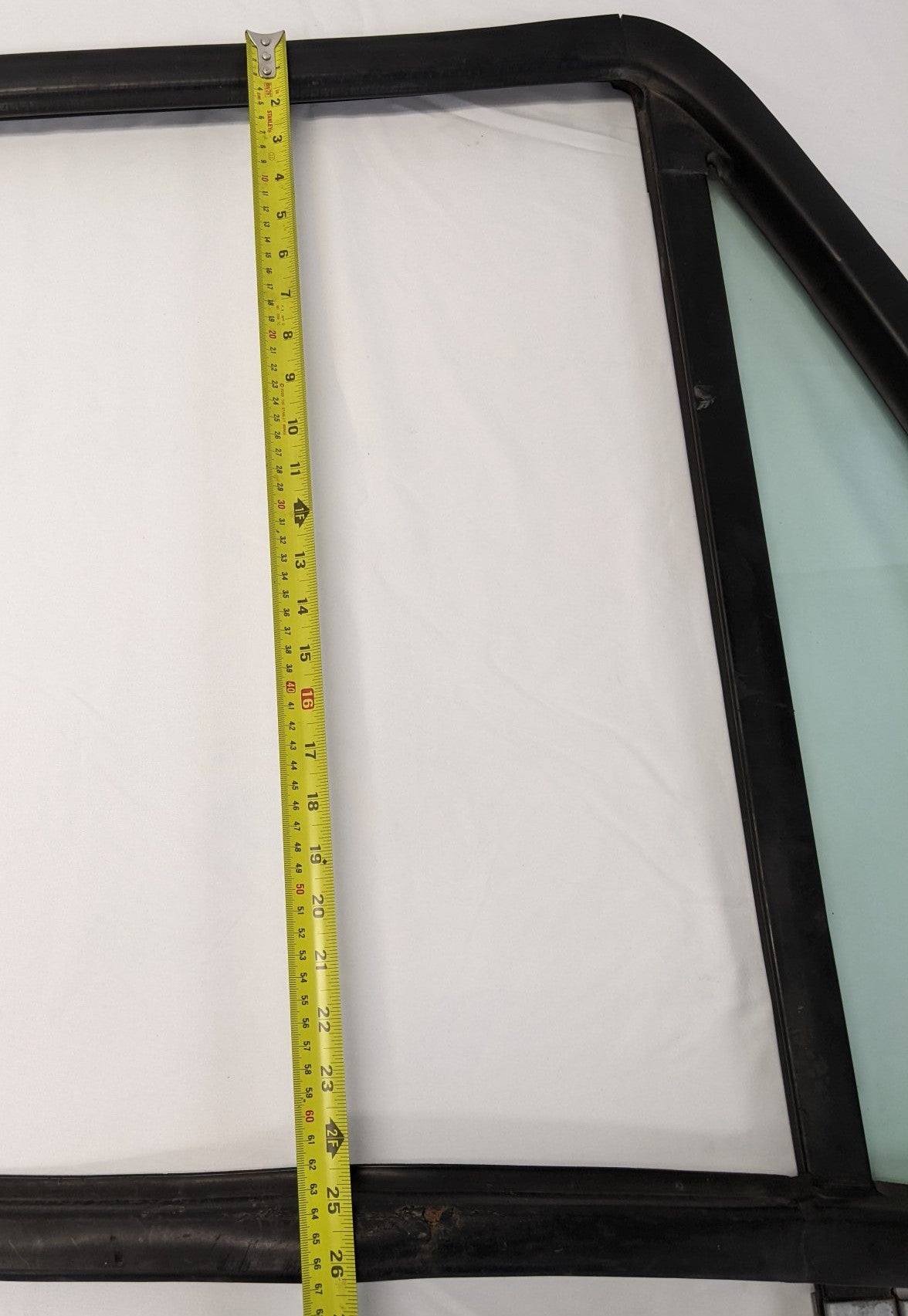 Used Freightliner Cascadia P3 RH Front Door Window w/ Seal -P/N A18-53291-001