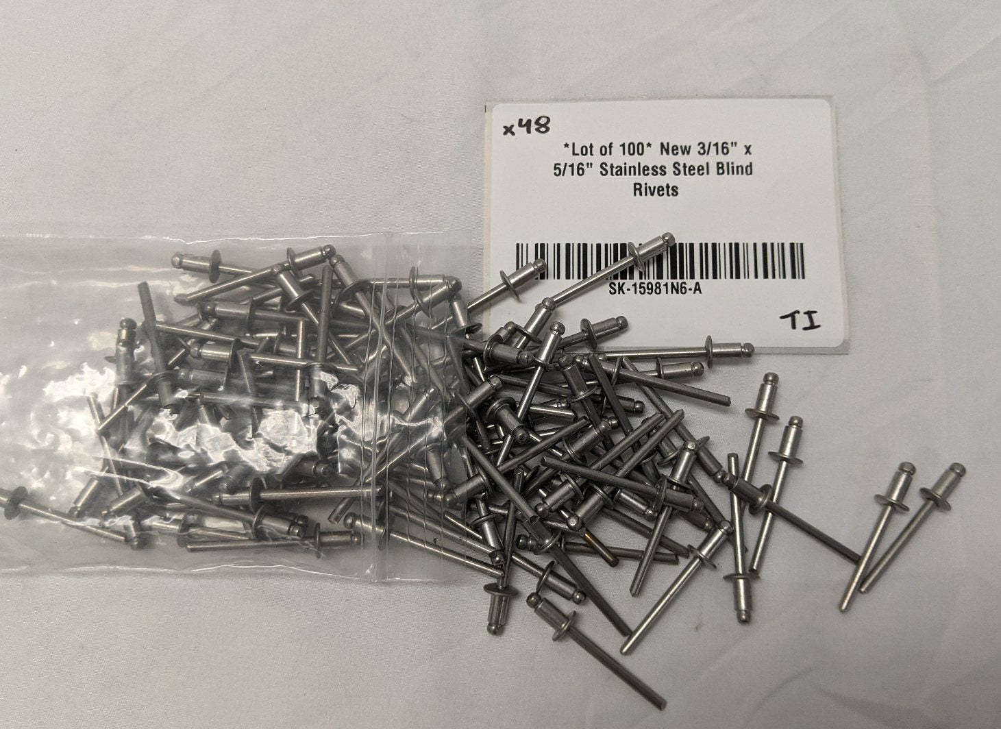 *Lot of 100* New 3/16" x 5/16" Stainless Steel Blind Rivets