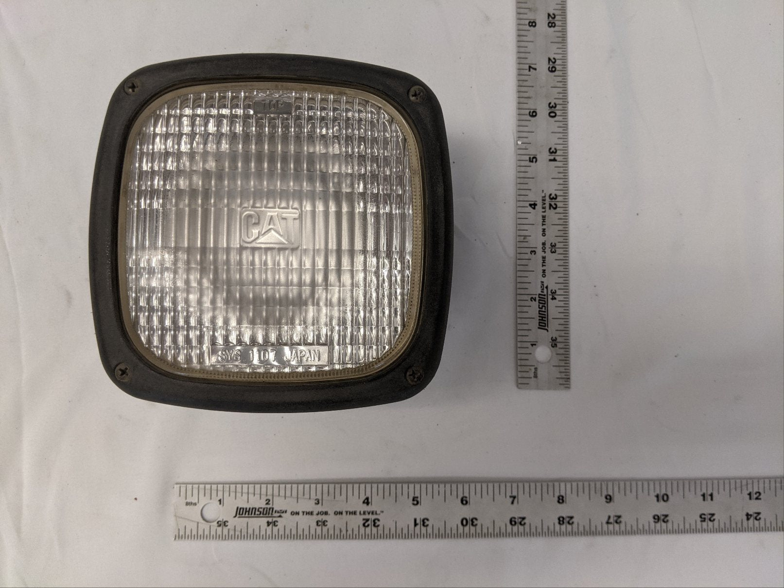 Damaged CAT 24 Volt Vertical Flood Light - P/N D-153-2521