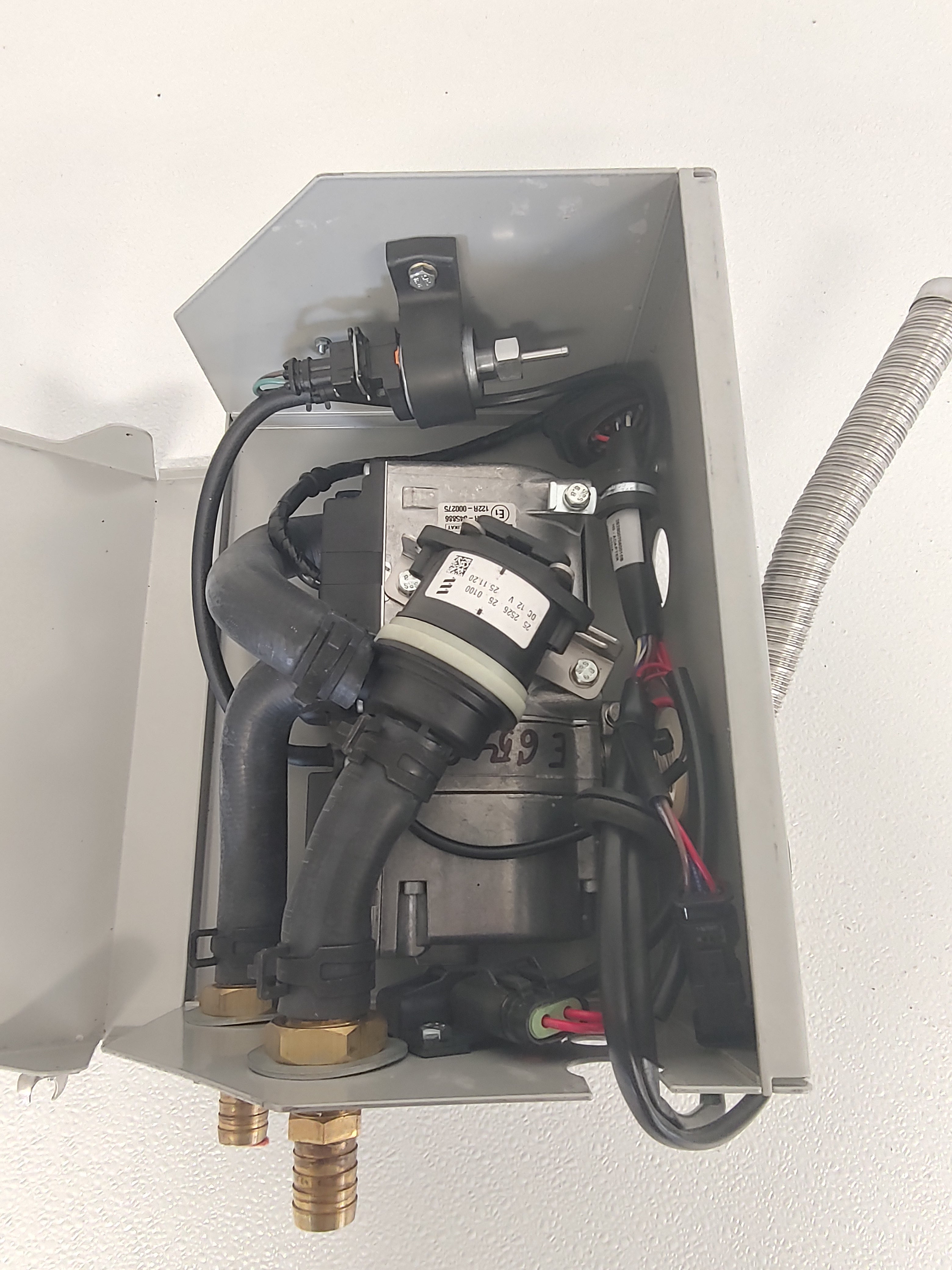 *Missing Controller* Espar Hydronic II D5S Boxed 12V Heater-P/N ESP 252786106001