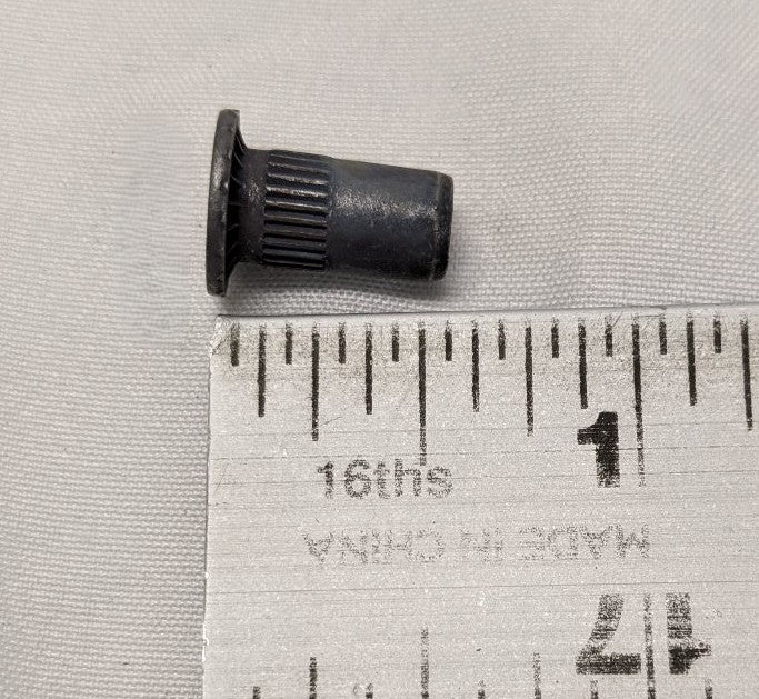 *Lot of 300* New 4MM-0.7 Large Flange Steel Black Graphite Ribbed Rivet Nuts