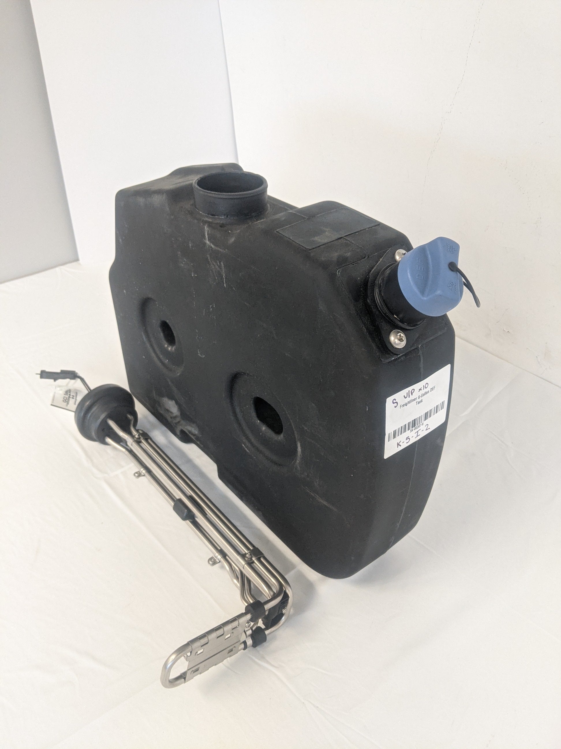 Freightliner 6 Gal DEF Tank:  04-30382-000 w/ Header: 04-30774-004 (8360630550844)