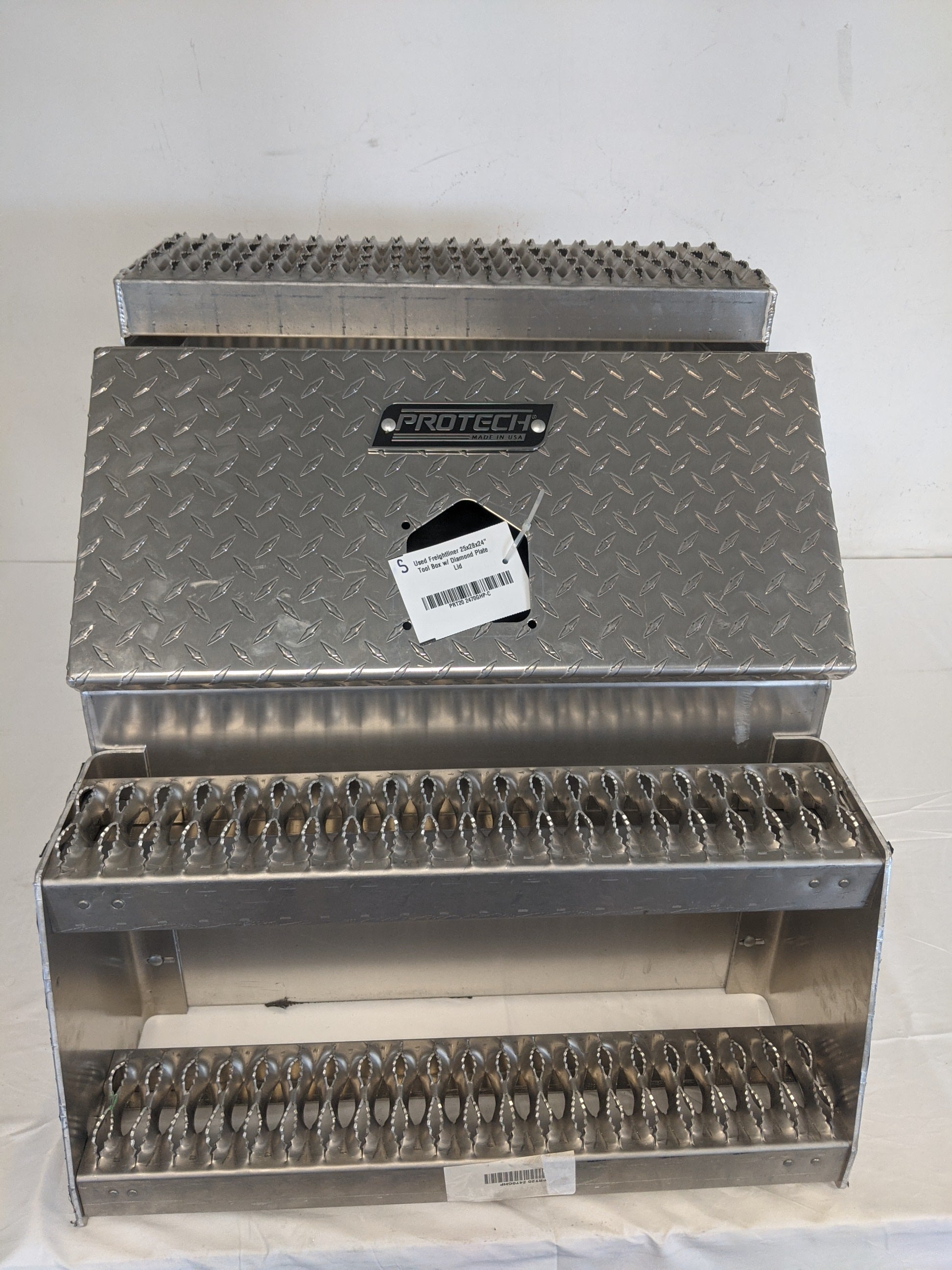 Used Freightliner 25x28x24" Tool Box w/ Diamond Plate Lid - P/N: PRT20 2470GHP (8365578420540)