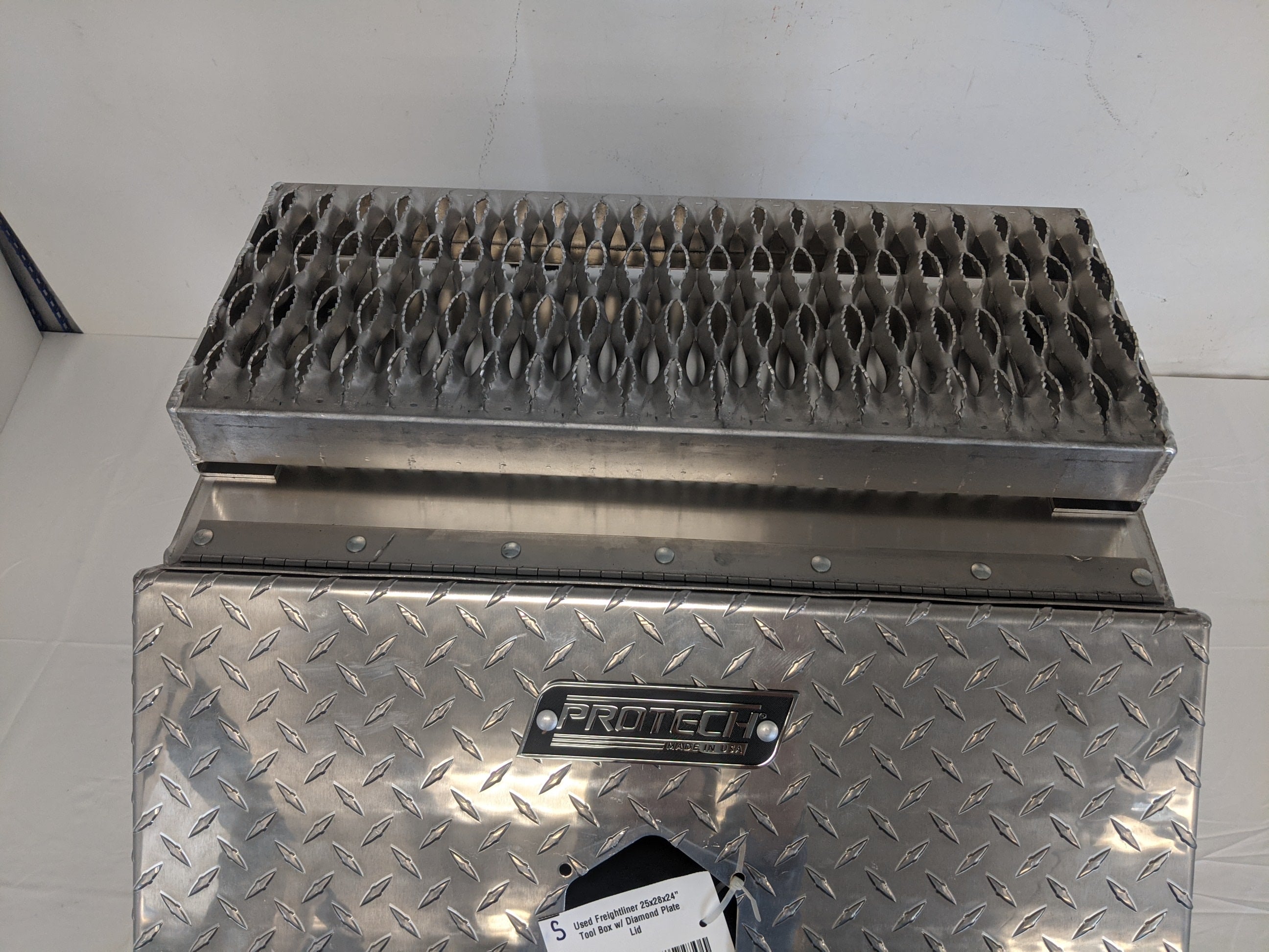 Used Freightliner 25x28x24" Tool Box w/ Diamond Plate Lid - P/N: PRT20 2470GHP (8365578420540)