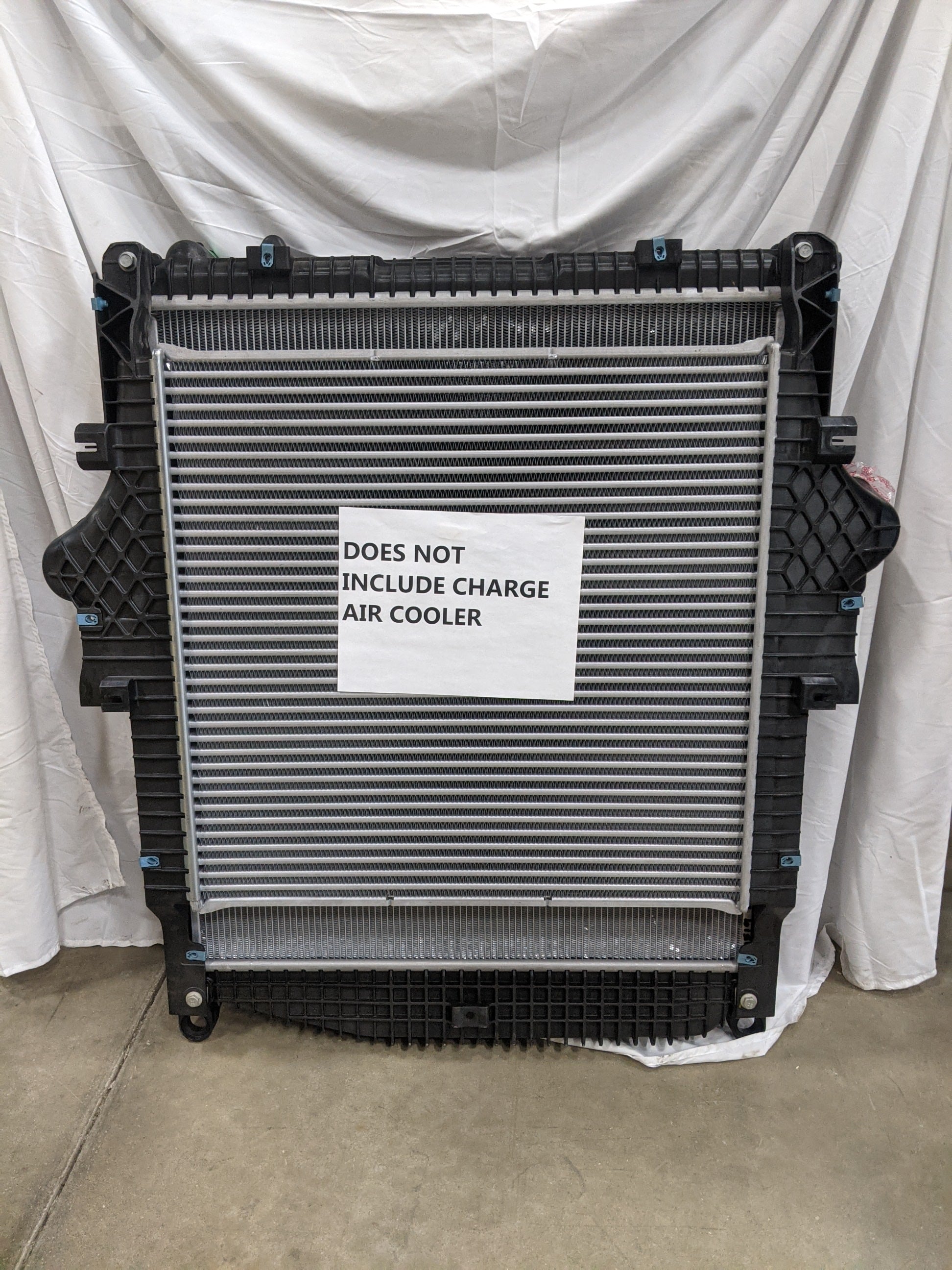 Freightliner M2 TitanX 32" x  28" Housed Radiator w/ Oil Cooler - P/N: TXE1004018 (8435017875772)