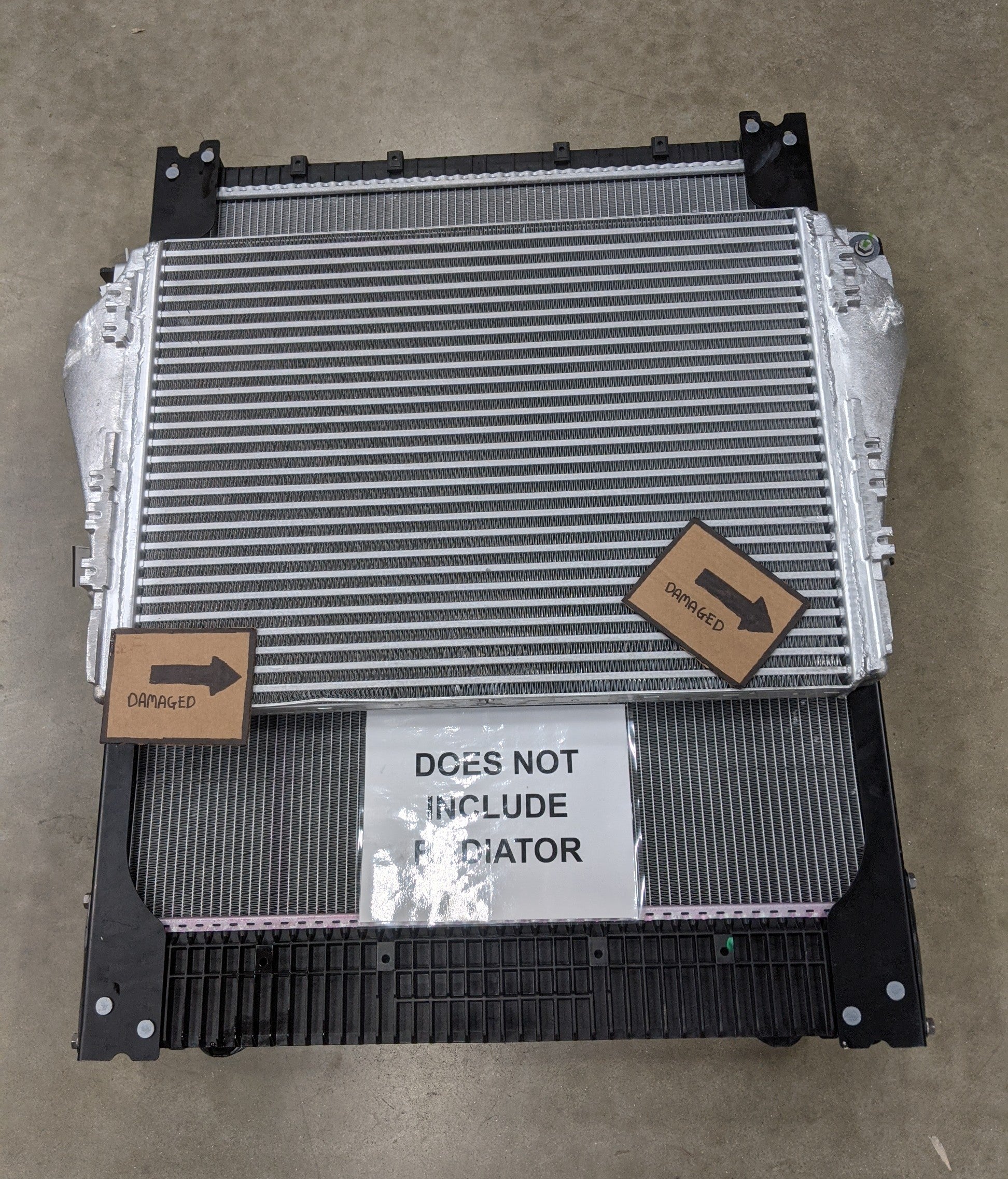 Used Freightliner M2 34" x 31½" Radiator & 8¾" x 22" 01-33030-000 CAC (8396327223612)