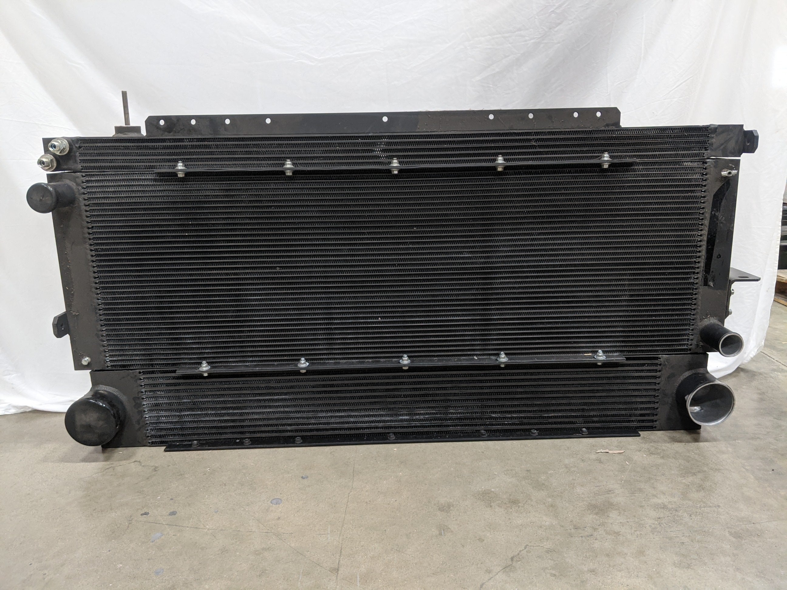 Freightliner SRAD, 1638 sq.in. Radiator Cooling Package -  P/N: AKG 3913 027 0000 (8434853019964)