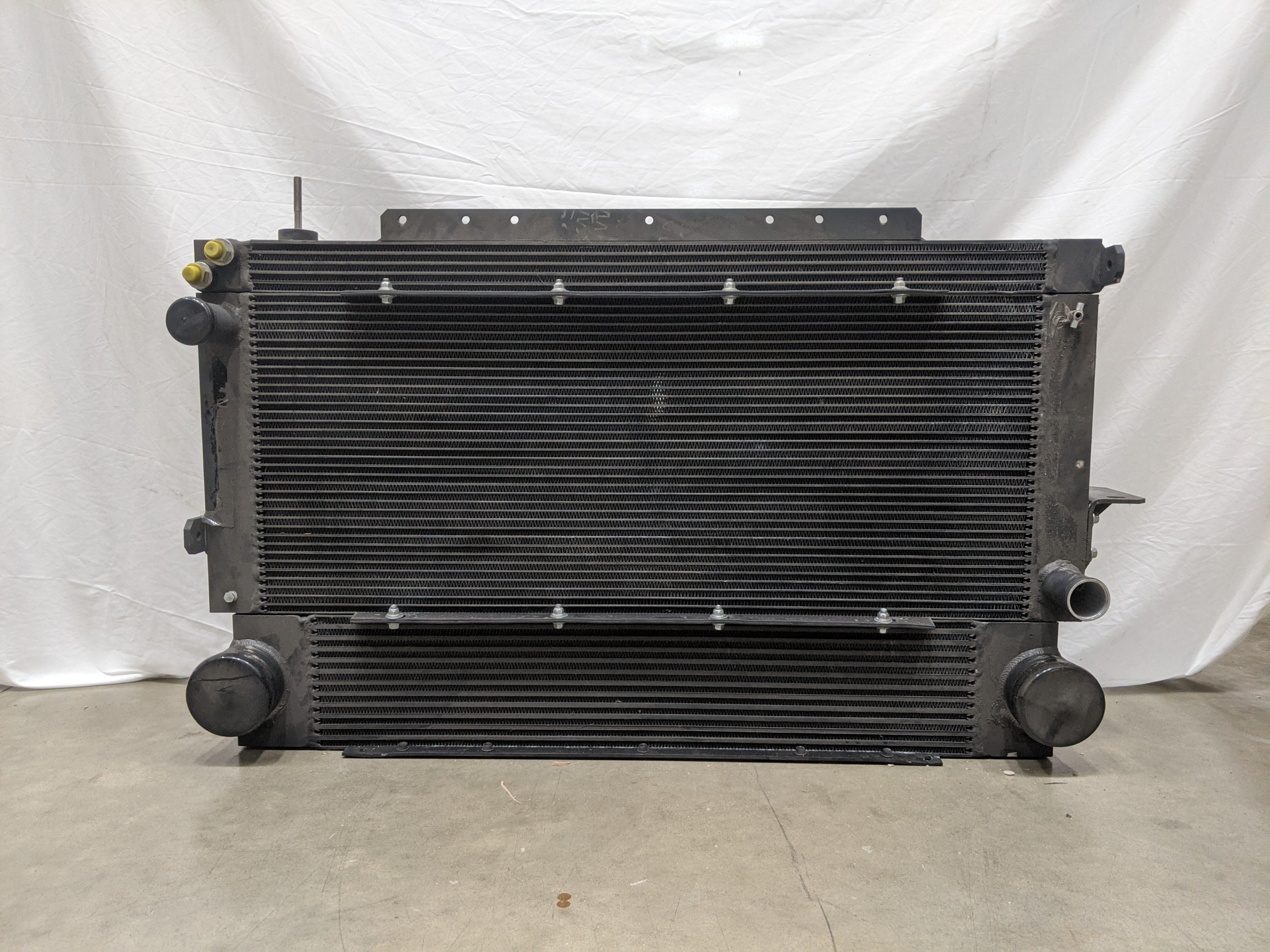 Freightliner SRAD, 1234 sq.in. Radiator Cooling Package - P/N: AKG3913 028 0000 (8434853904700)