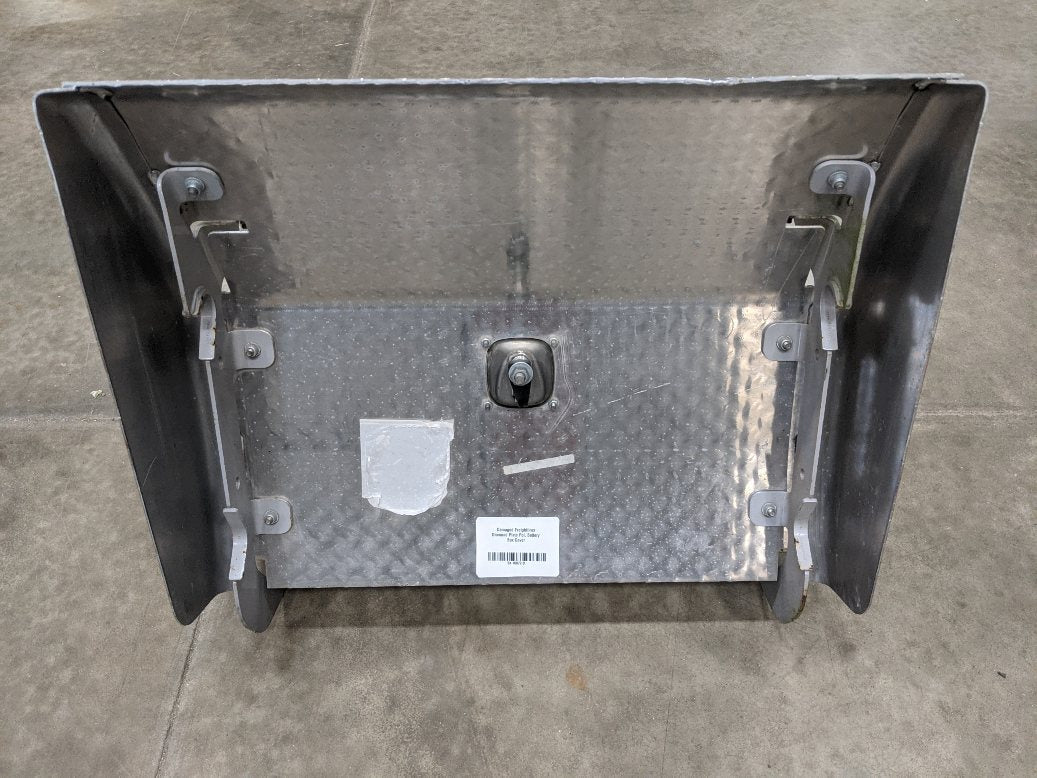 Damaged Freightliner Diamond Plate Pol. Battery Box Cover - P/N A06-88241-001 (8758674194748)