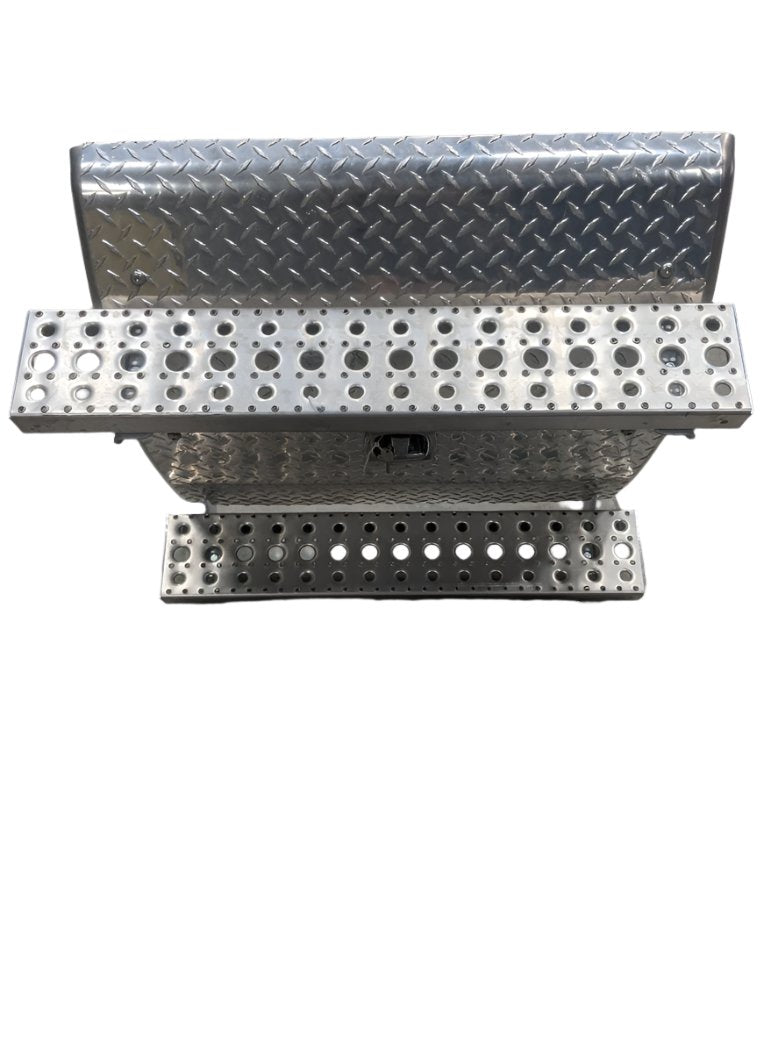 Damaged Freightliner LH Diamond Plate Battery Box Cover - P/N  A06-88241-004 (8754846368060)