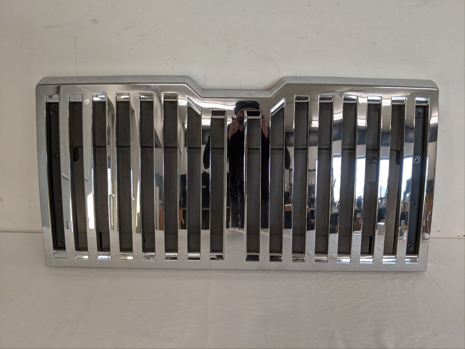 Scratched Western Star 4700 FFE Radiator Mounted Grille - P/N A17-19577-002 (9004514935100)