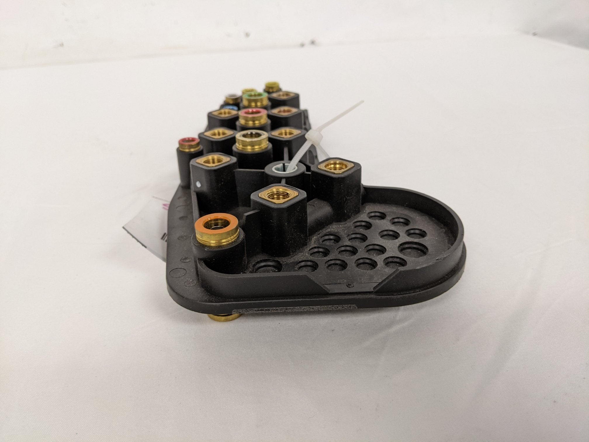 Freightliner Air Switch Manifold Pass Thru - P/N 12-26964-002