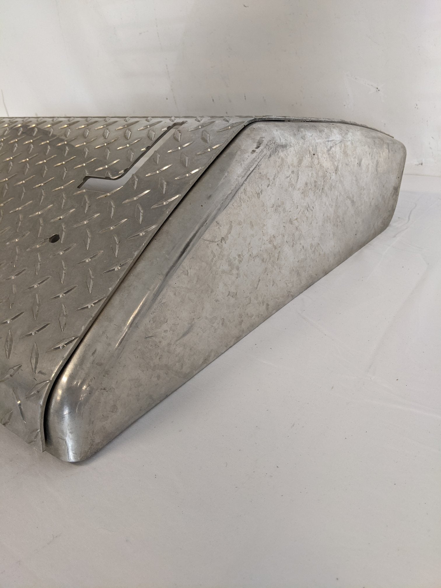 Used Freightliner 39.61" Polished ATS Battery Box Cover - P/N A06-75749-025 (9091104047420)