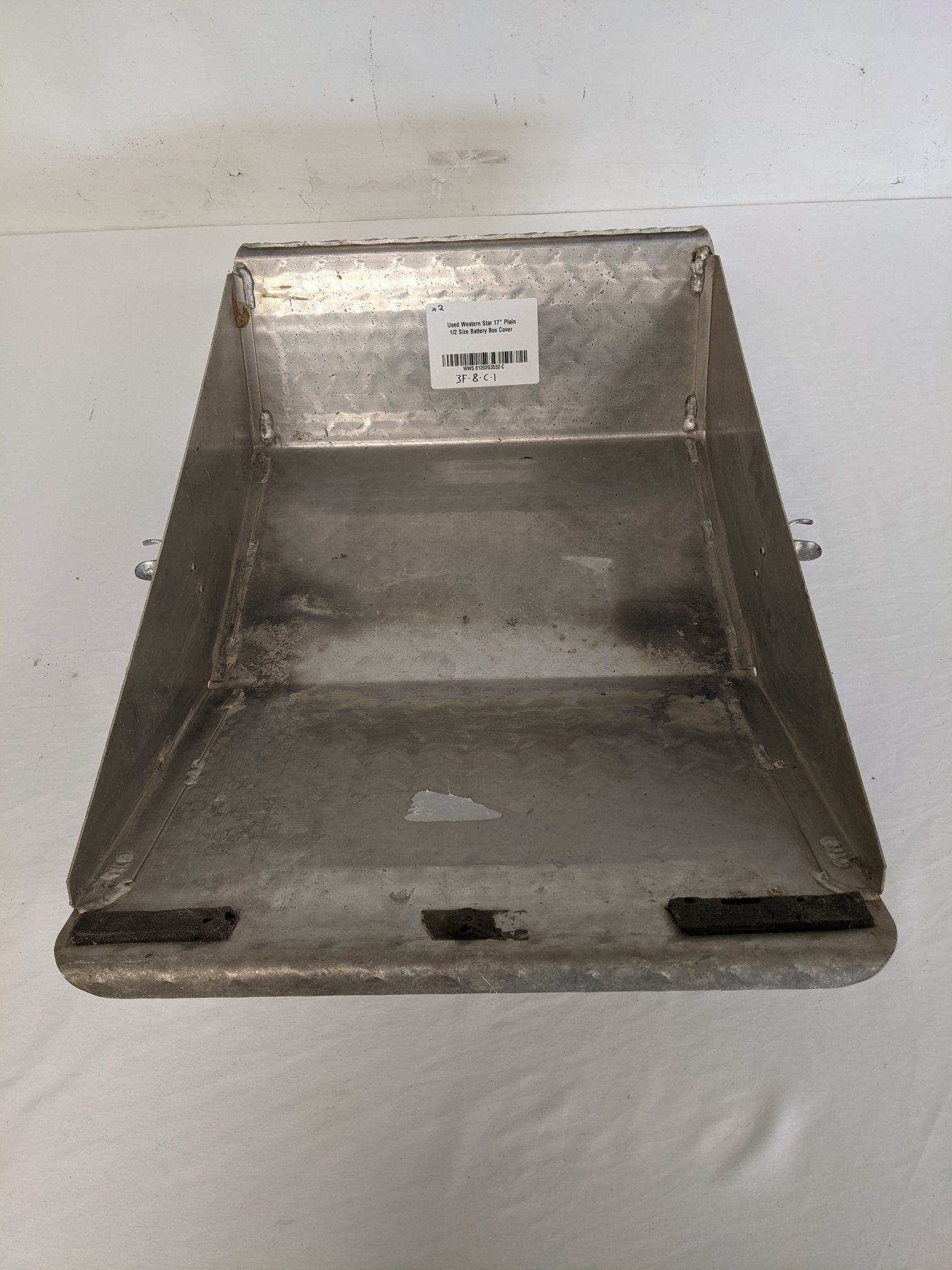 Used Western Star 17" Plain 1/2 Size Battery Box Cover - P/N WWS 81202G3532 (9094910214460)