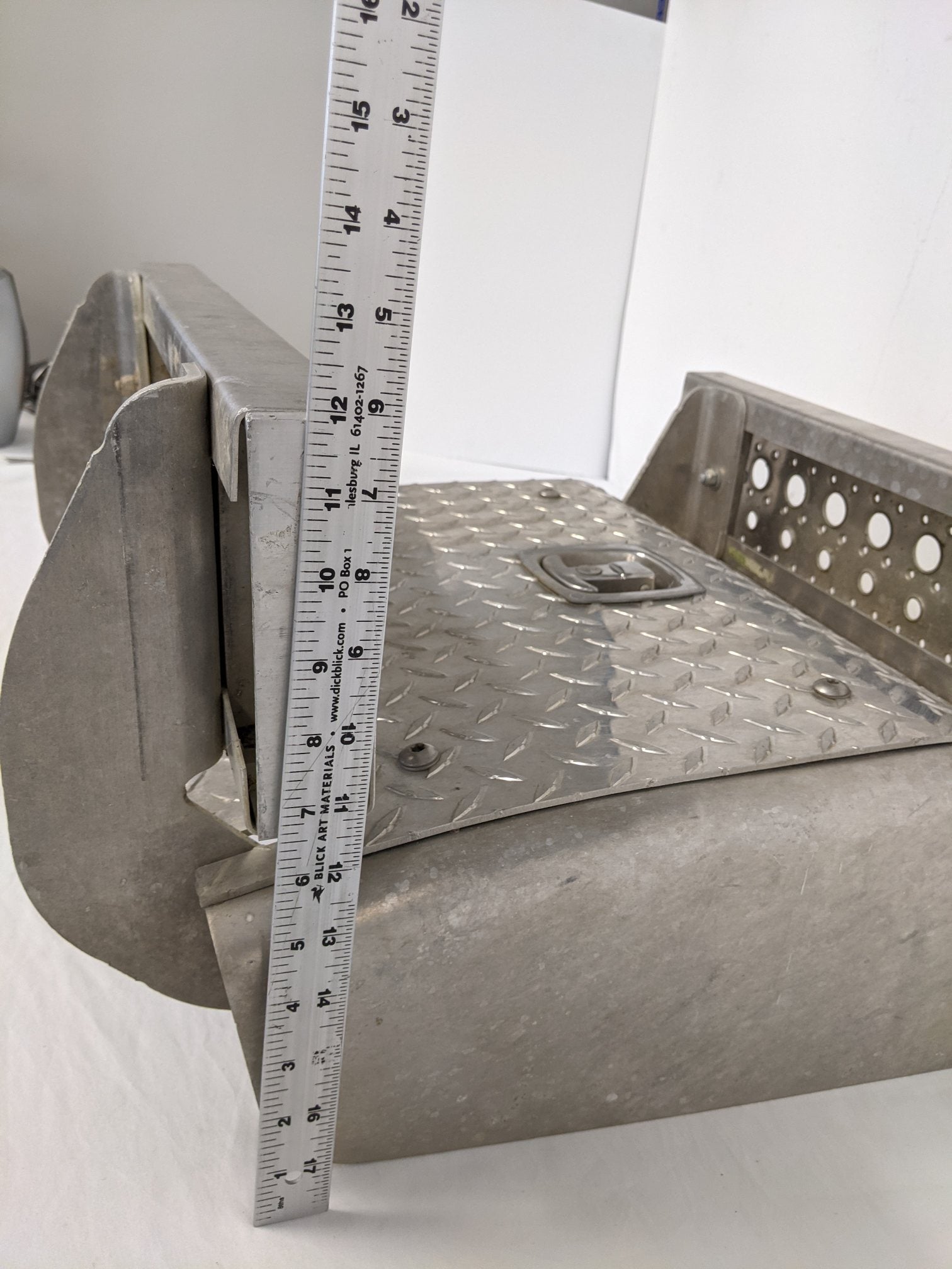 Used Freightliner 19.92" 2 Tread Aluminum Battery Box Cover - P/N A06-88242-016 (9094877413692)