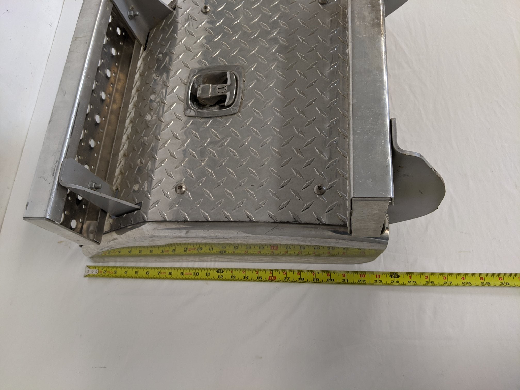 Used Freightliner 20.47" Polished Aluminum Battery Box Cover - P/N A06-88242-017 (9094878560572)