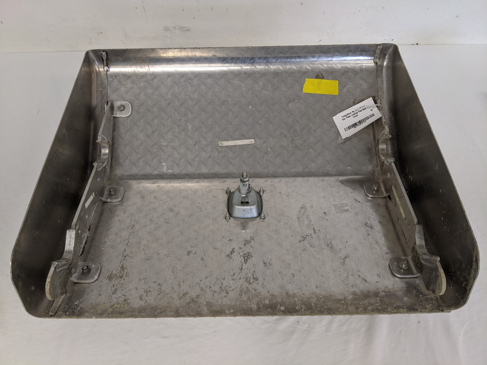 Freightliner No Step 29 ½" Dia. Plate Locking Tool Box Cover - P/N A06-75749-014 (9100796756284)