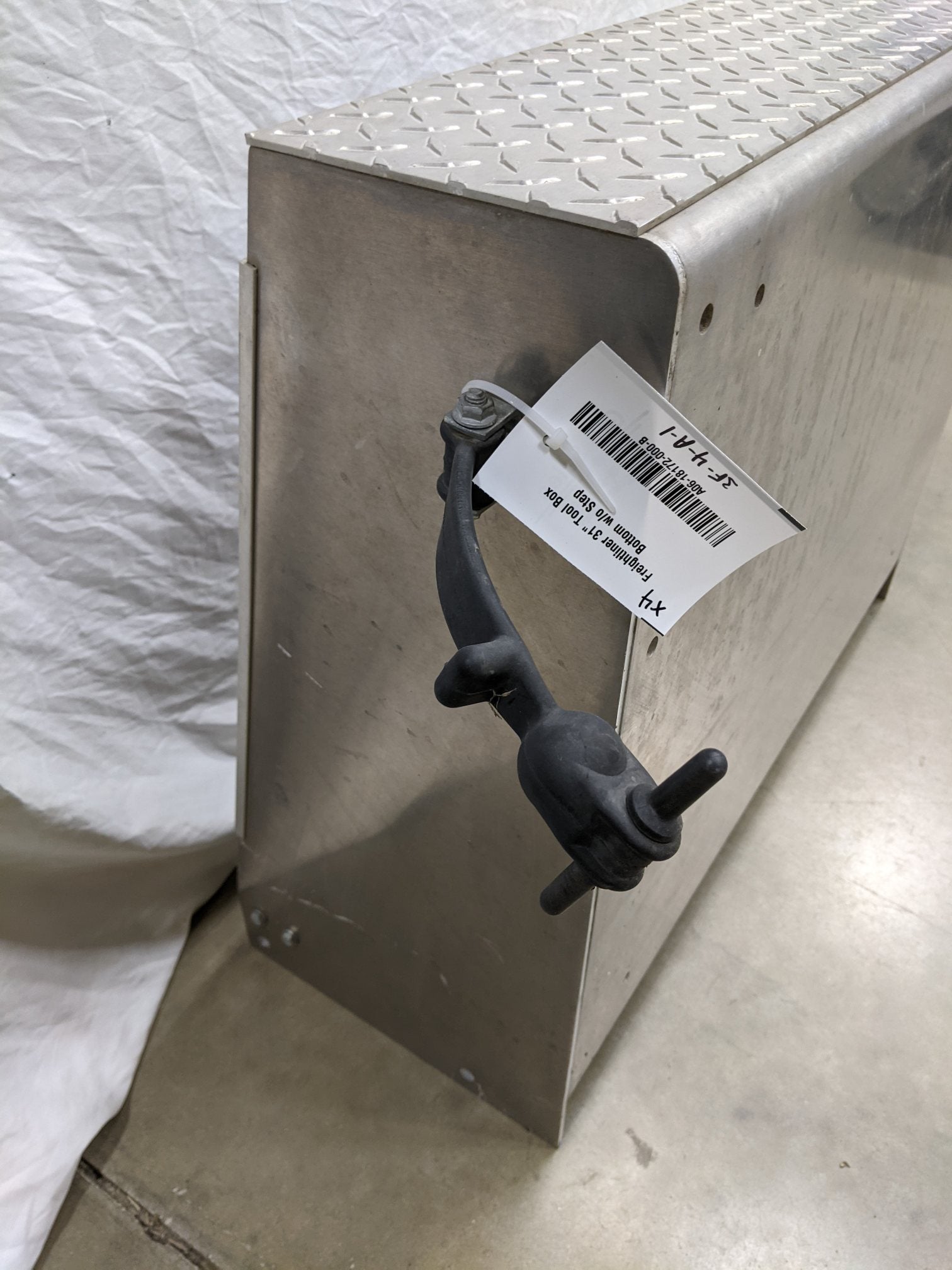 Freightliner 31" Tool Box Bottom w/o Step - P/N  A06-18172-000 (9097374335292)