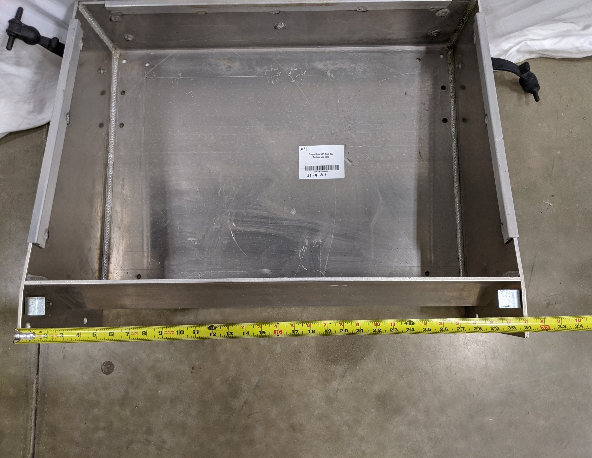 Freightliner 31" Tool Box Bottom w/o Step - P/N  A06-18172-000 (9097374335292)