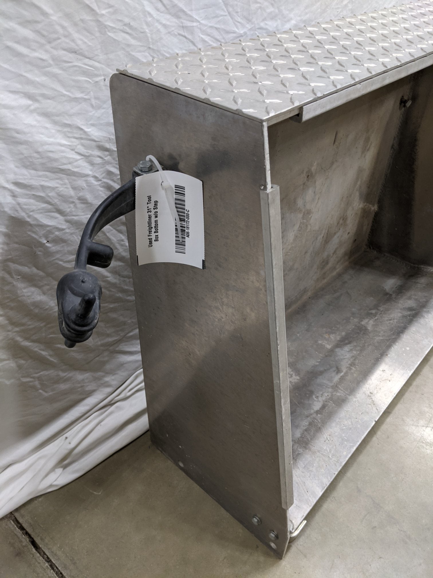 Used Freightliner 31" Tool Box Bottom w/o Step - P/N  A06-18172-000 (9097373614396)