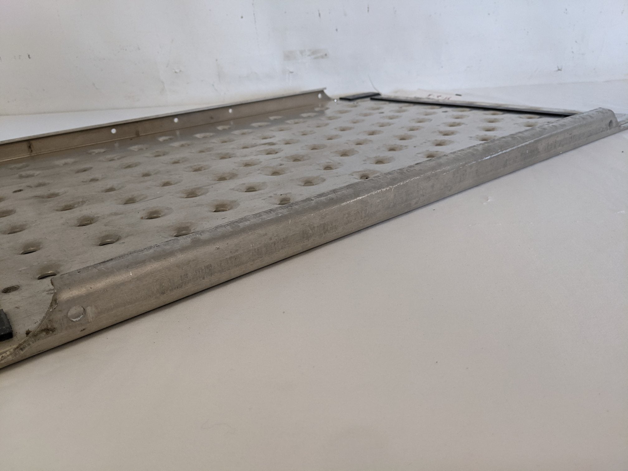 Used Freightliner 33" x 20 ¾" Recess Fixed Deck Plate - P/N A22-72421-003 (9105528127804)