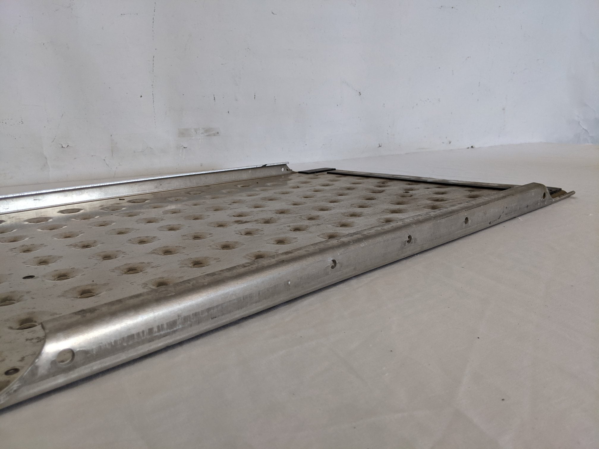 Used Freightliner 33" x 20 ¾" Recess Fixed Deck Plate - P/N A22-72421-003 (9105528127804)