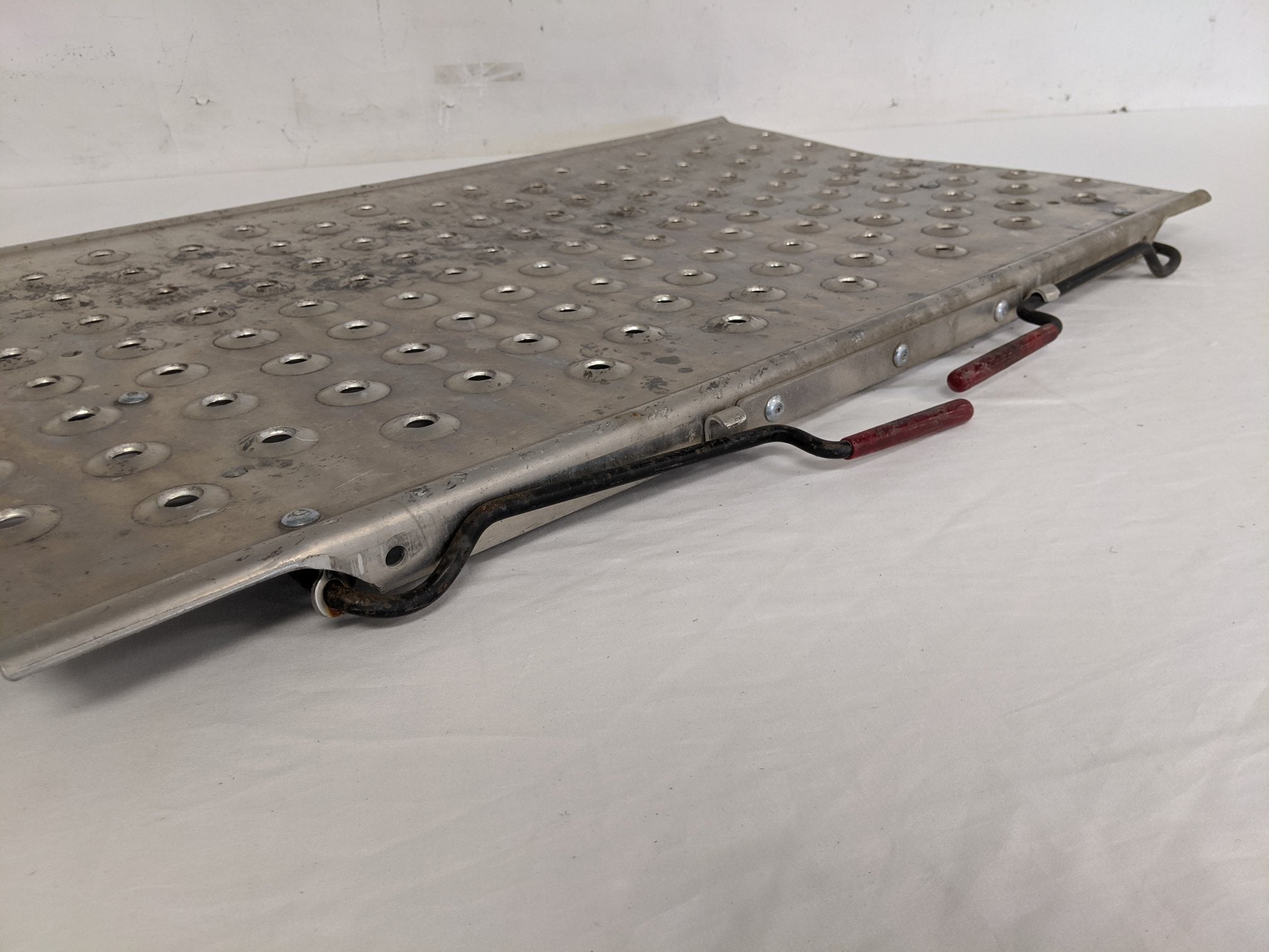 Used Freightliner 33" x 20 ¾" Recess Tread Deck Plate  - P/N A22-69107-003 (9106427937084)