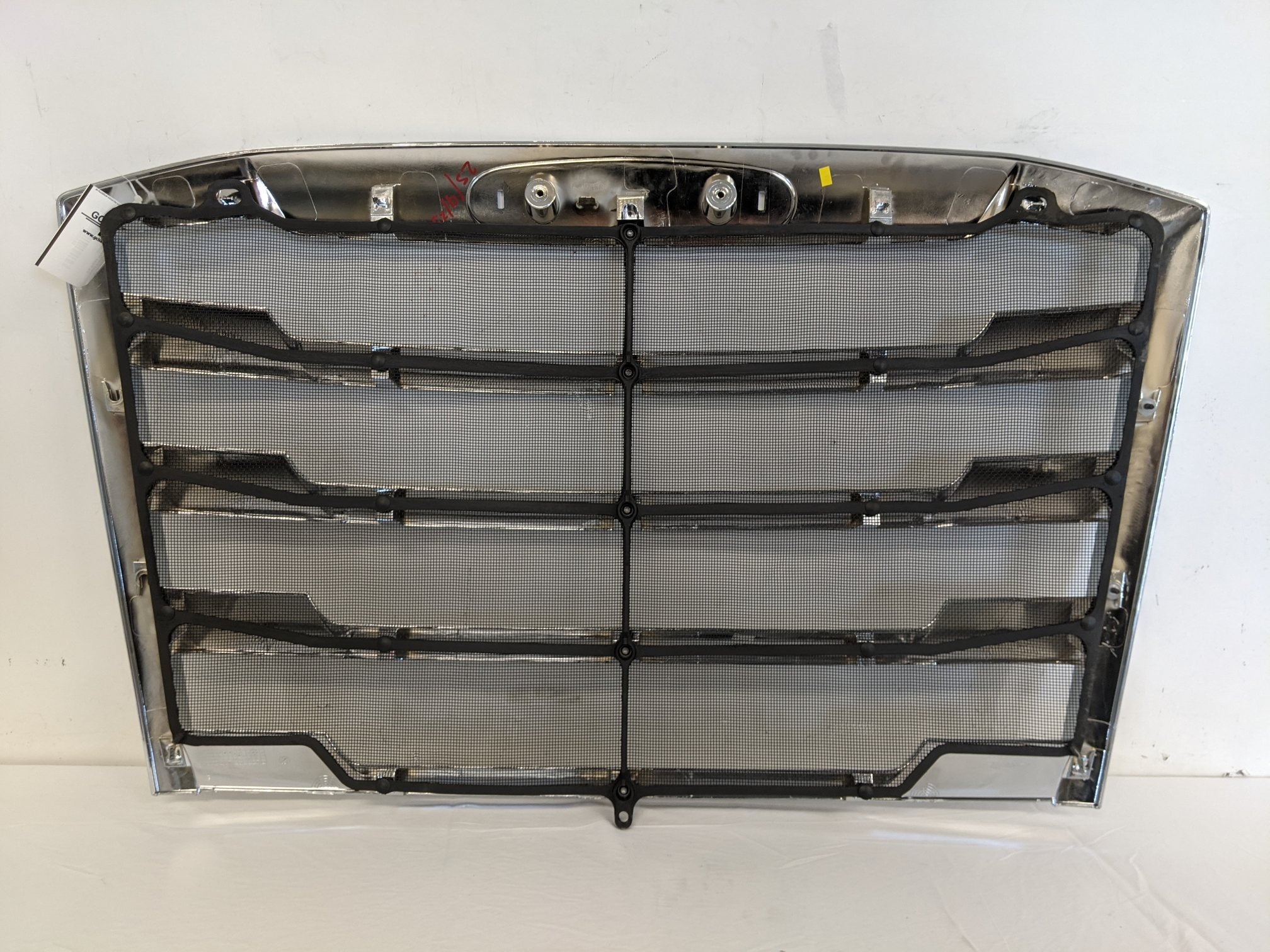 Used Freightliner Cascadia P4 Hood Mounted Chrome Grille - P/N A17-20832-016 (9208988860732)