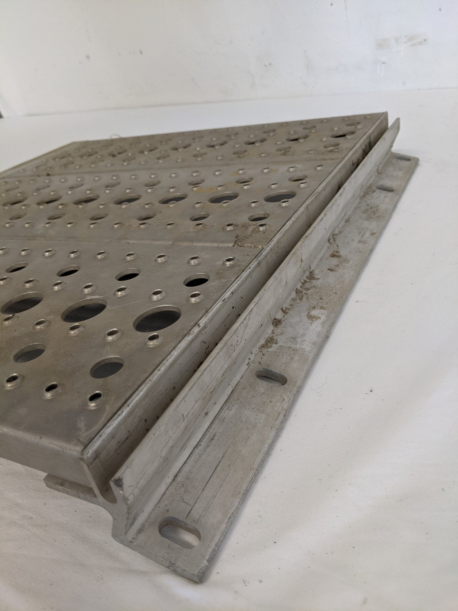 Used Freightliner 21" x 20 ¾" Outboard Mounted 3 Tread Deck Plate (9119580520764)