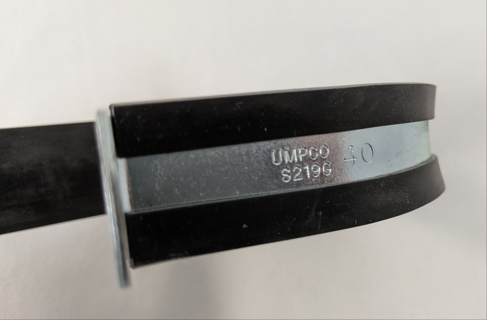 *Lot of 5* Umpco 2½" Dia. Single Loop ¼" Mount Cushion Clamp - P/N S219G40 (9193174663484)