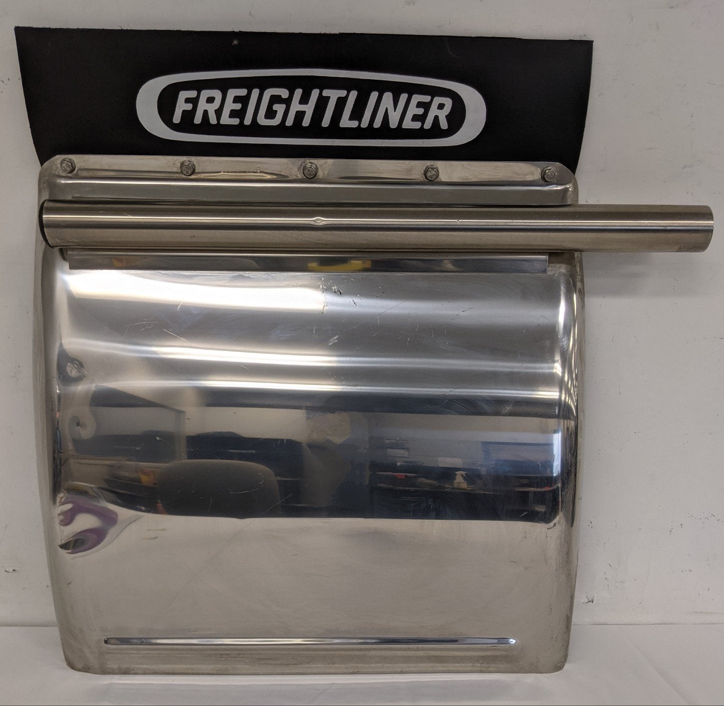 *Dented* Freightliner RH SS Low Mount ¼ Fender w/ Logo -P/N 22-73944-017 (9202290852156)