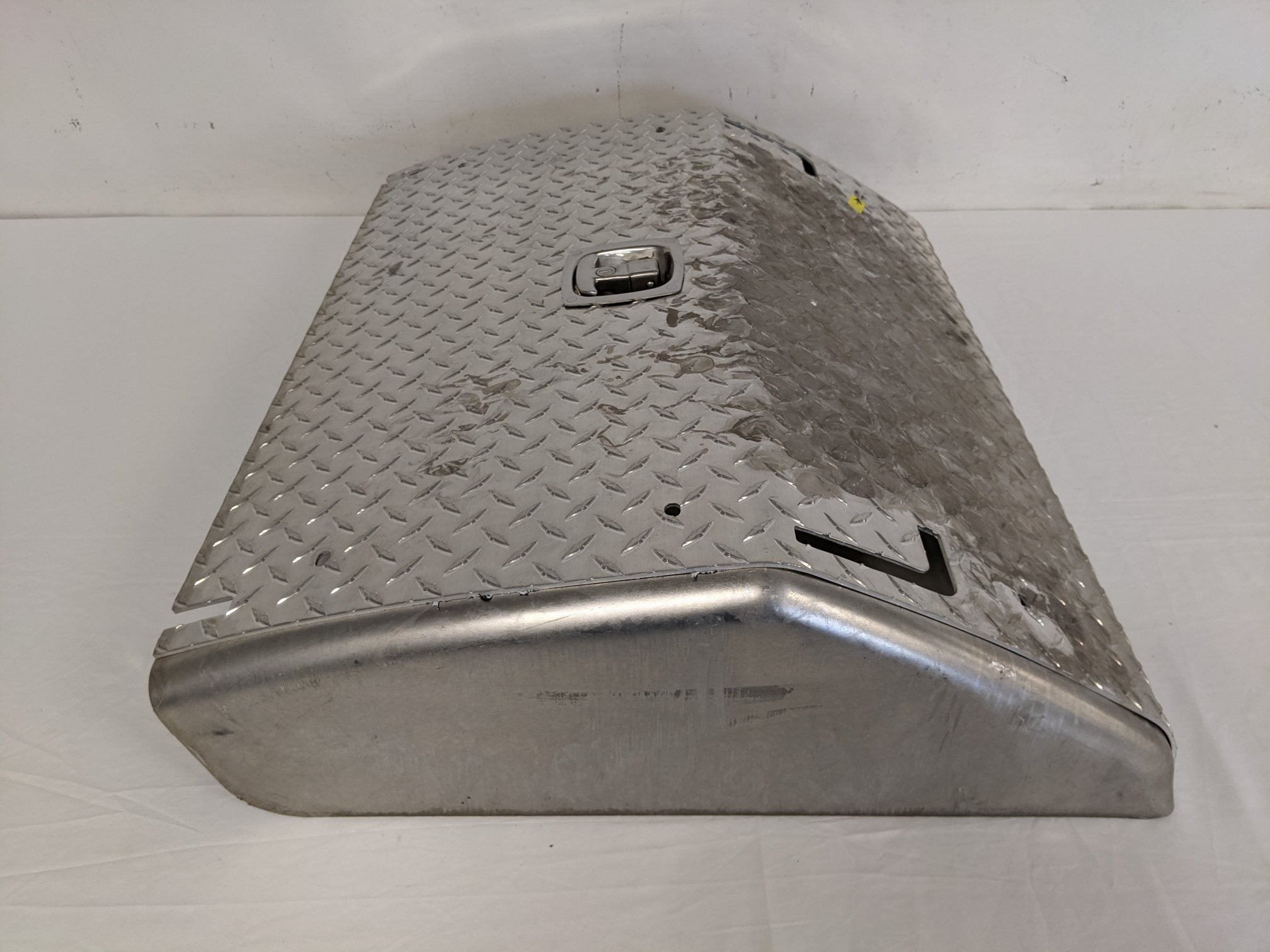 Used Freightliner 29 ¾" Battery Box Cover w/ Lock No Key - P/N A06-75749-000 (9239723737404)