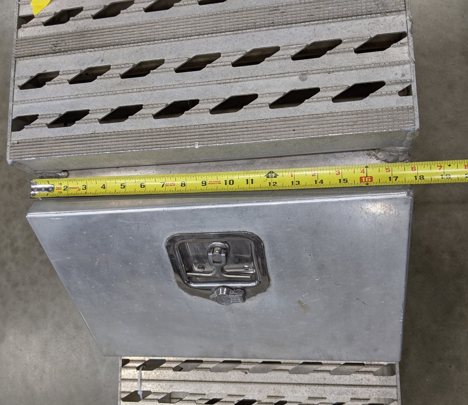 28" x 18" x 25" Side Step Tool Box w/o Keys 28" x 18" x 25" Side Step Tool Box w/o Keys