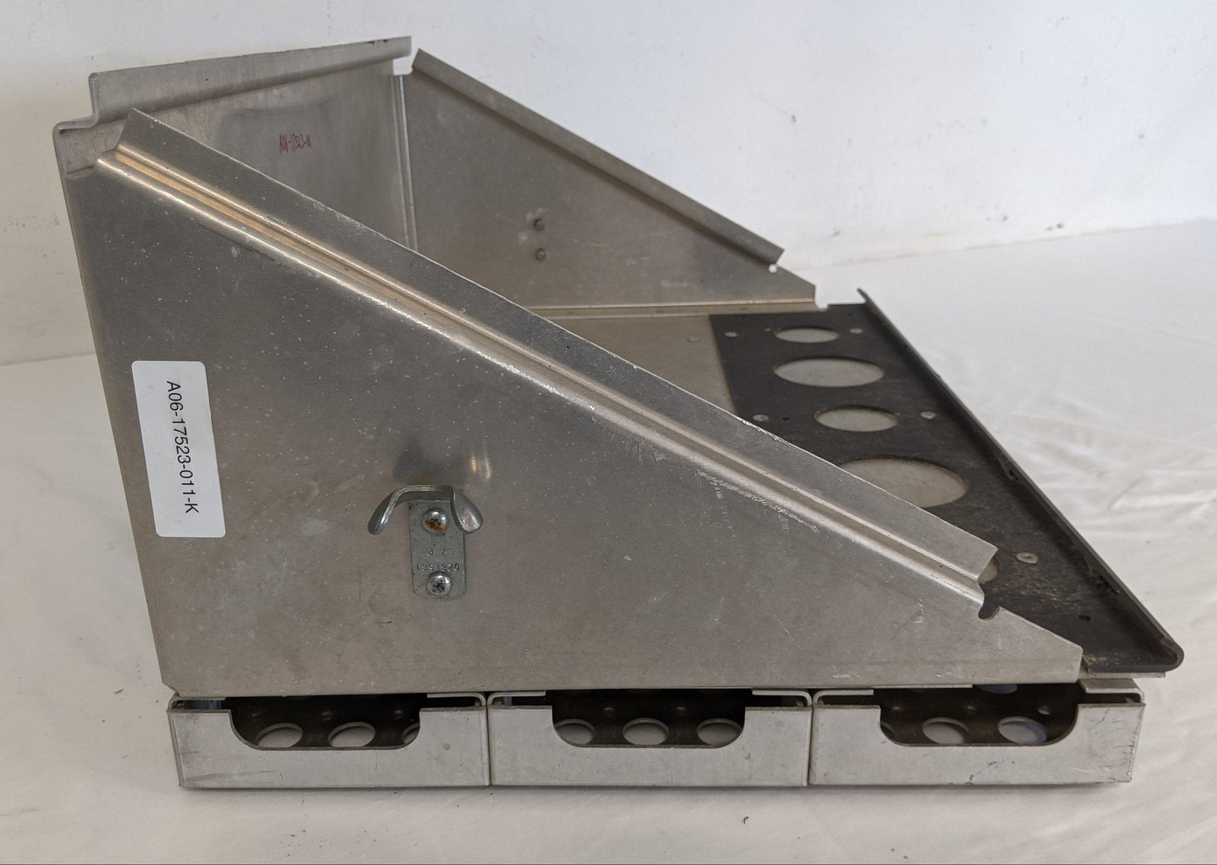 Used Freightliner 24" Side Latch 4 Battery Box Cover w/ Steps- P/N A06-17523-011 (9421935608124)