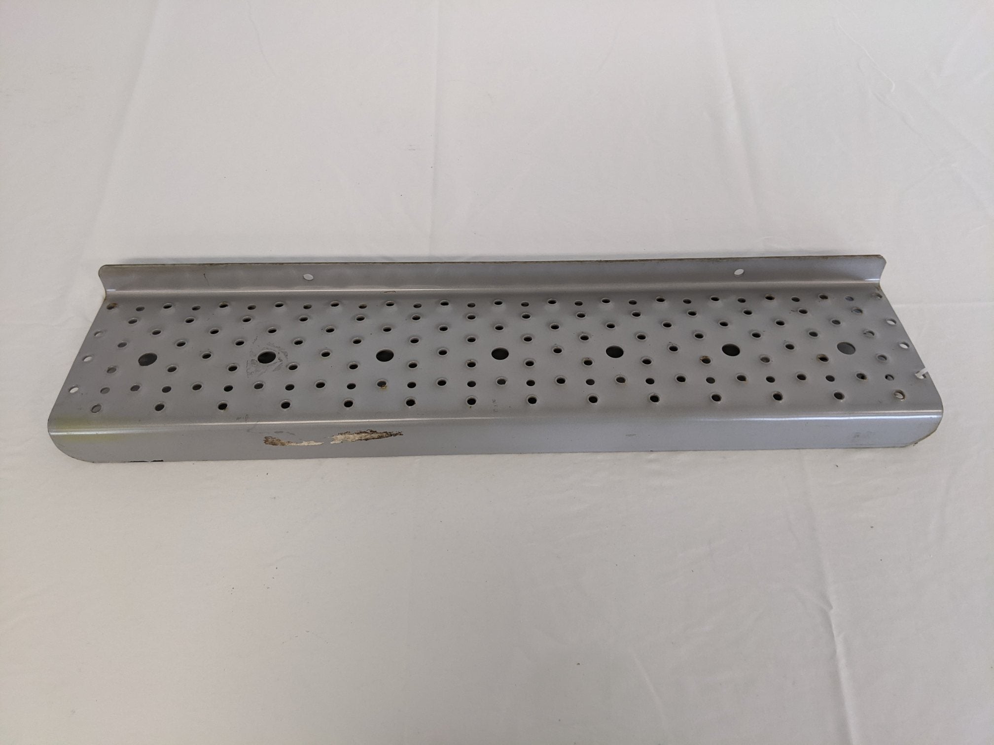 Used Freightliner 28 ½" x 6 ¼" Argent Silver Tread Plate Step - P/N 22-52438-032 (9483360731452)