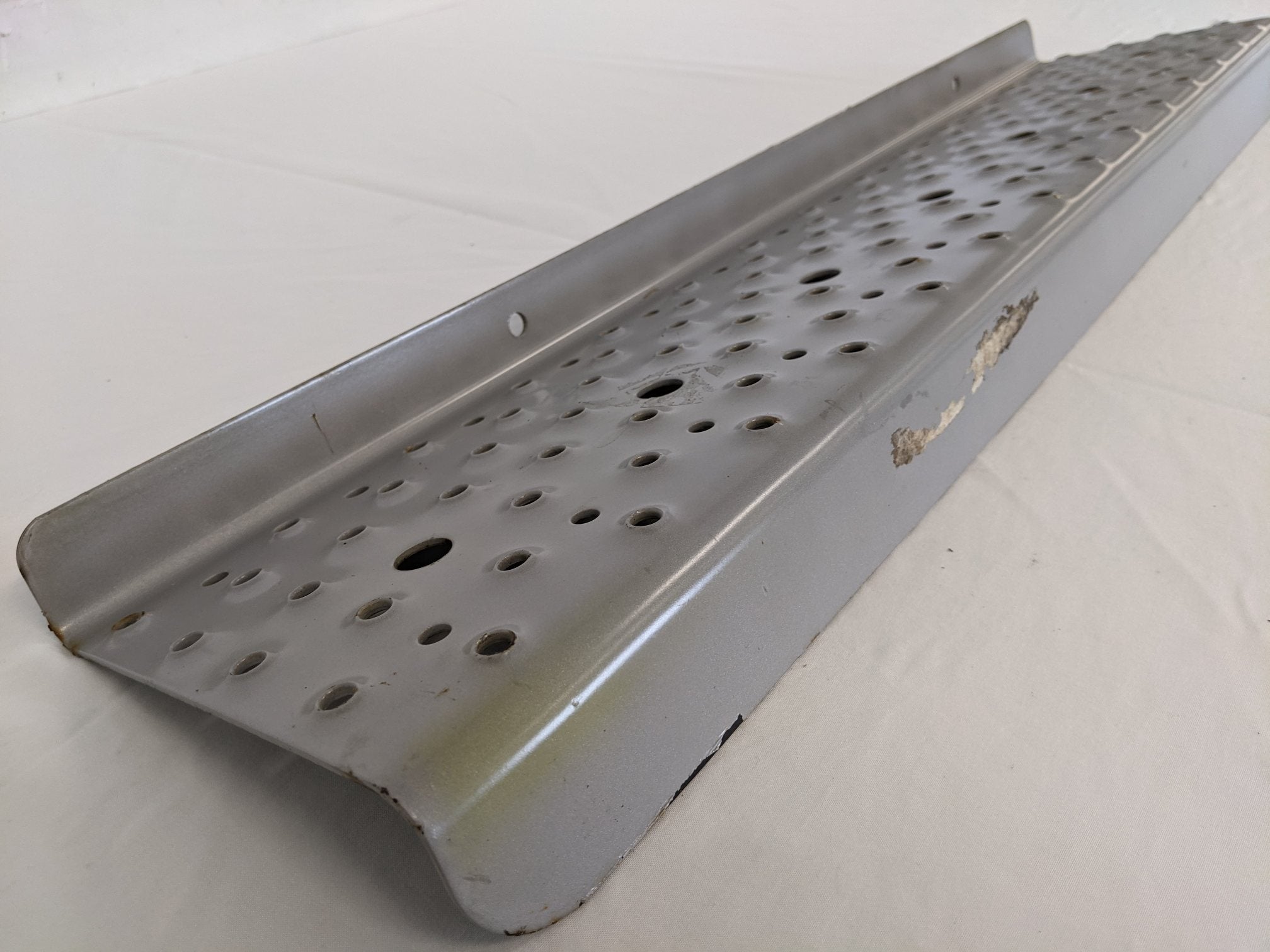 Used Freightliner 28 ½" x 6 ¼" Argent Silver Tread Plate Step - P/N 22-52438-032 (9483360731452)