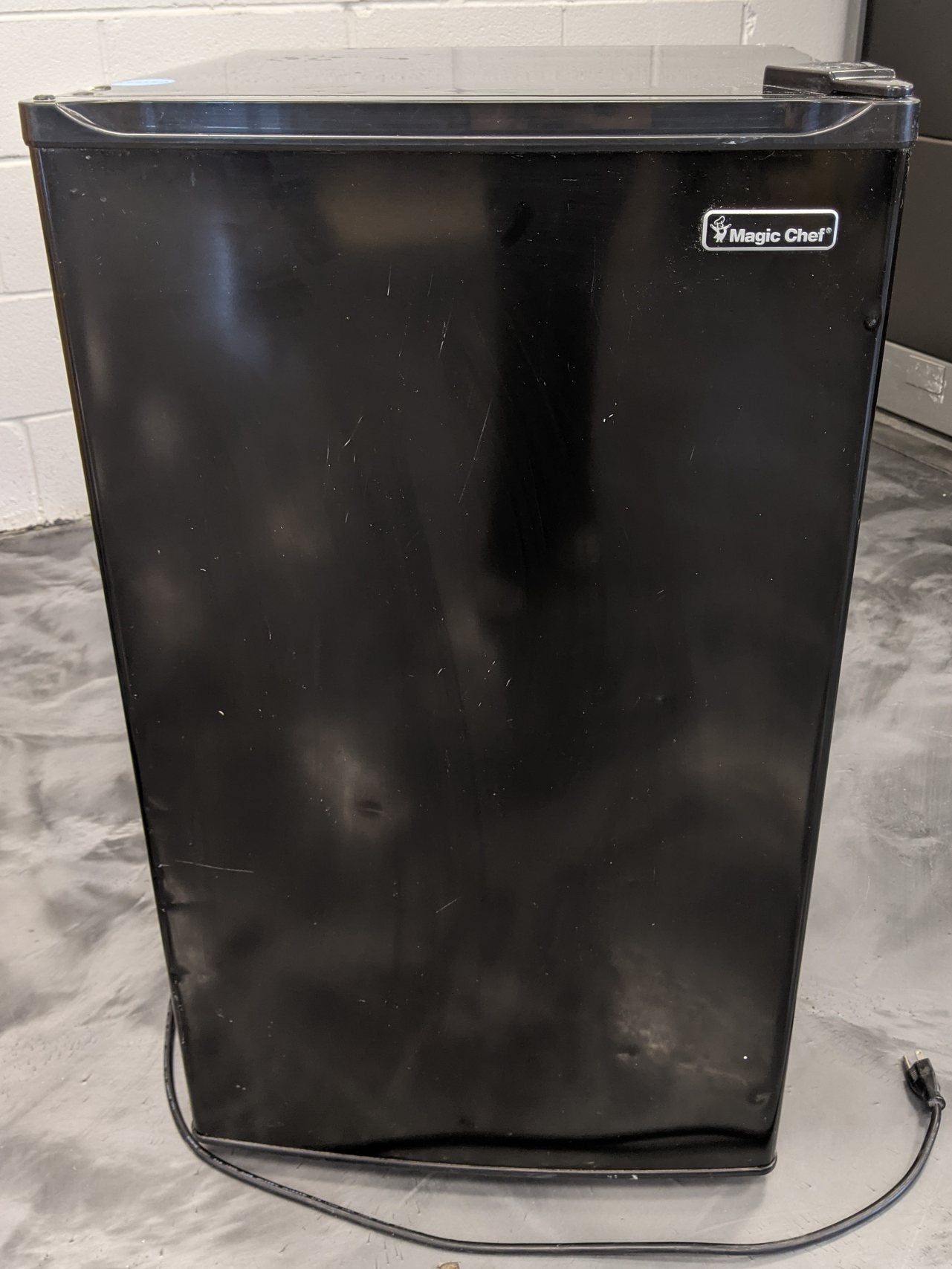 Used Magic Chef 3.5 Cu. Ft. Refrigerator - Model # HMBR350BE1 (9507207414076)